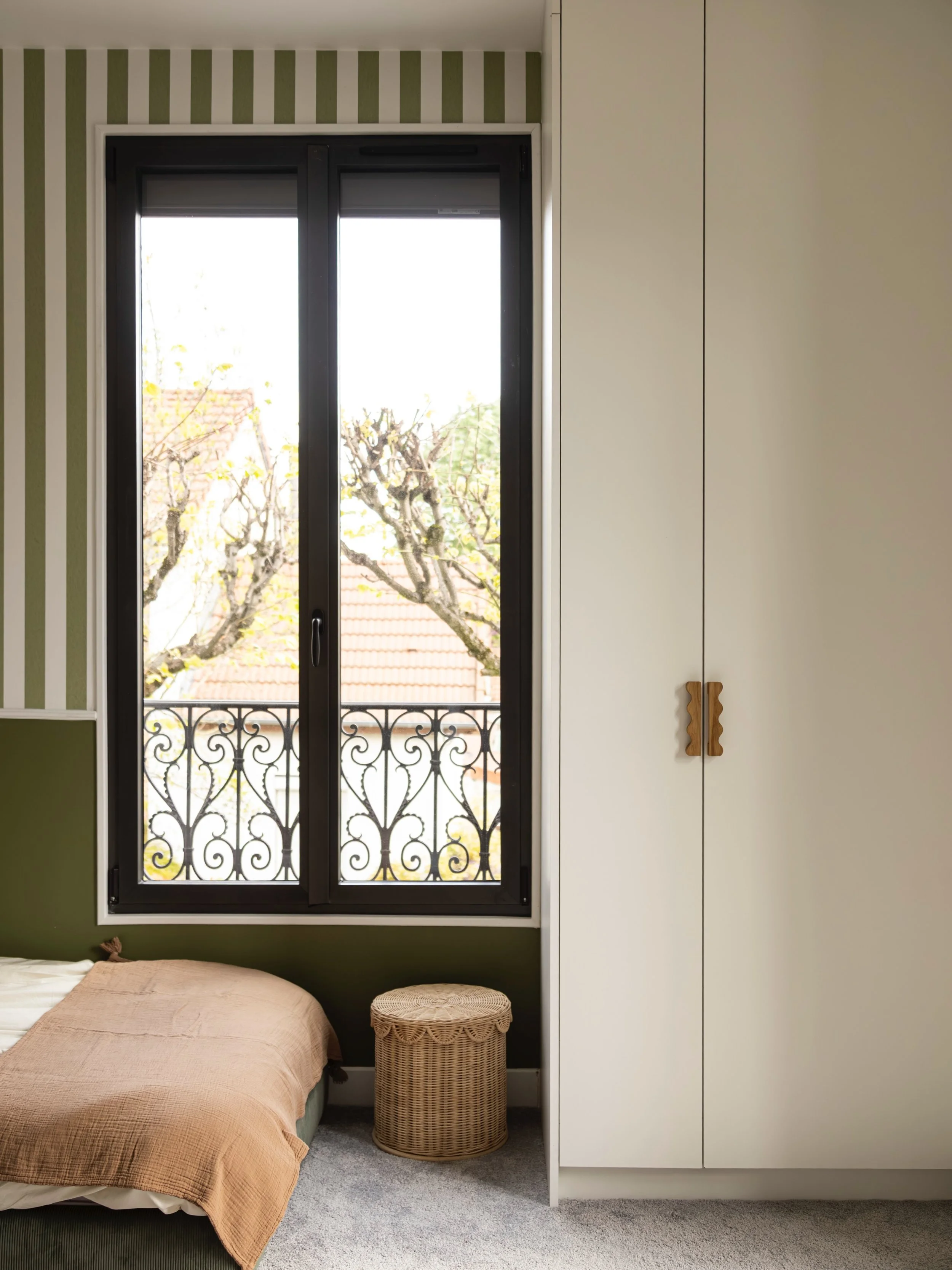 Chambre d&rsquo;enfants ✨

Pour le projet Estienne d&rsquo;Orves, nous avons imagin&eacute; une chambre partag&eacute;e pour deux jeunes gar&ccedil;ons.

Les rayures, les nuances de vert et le mobilier cr&eacute;ent un univers ludique et structur&eac