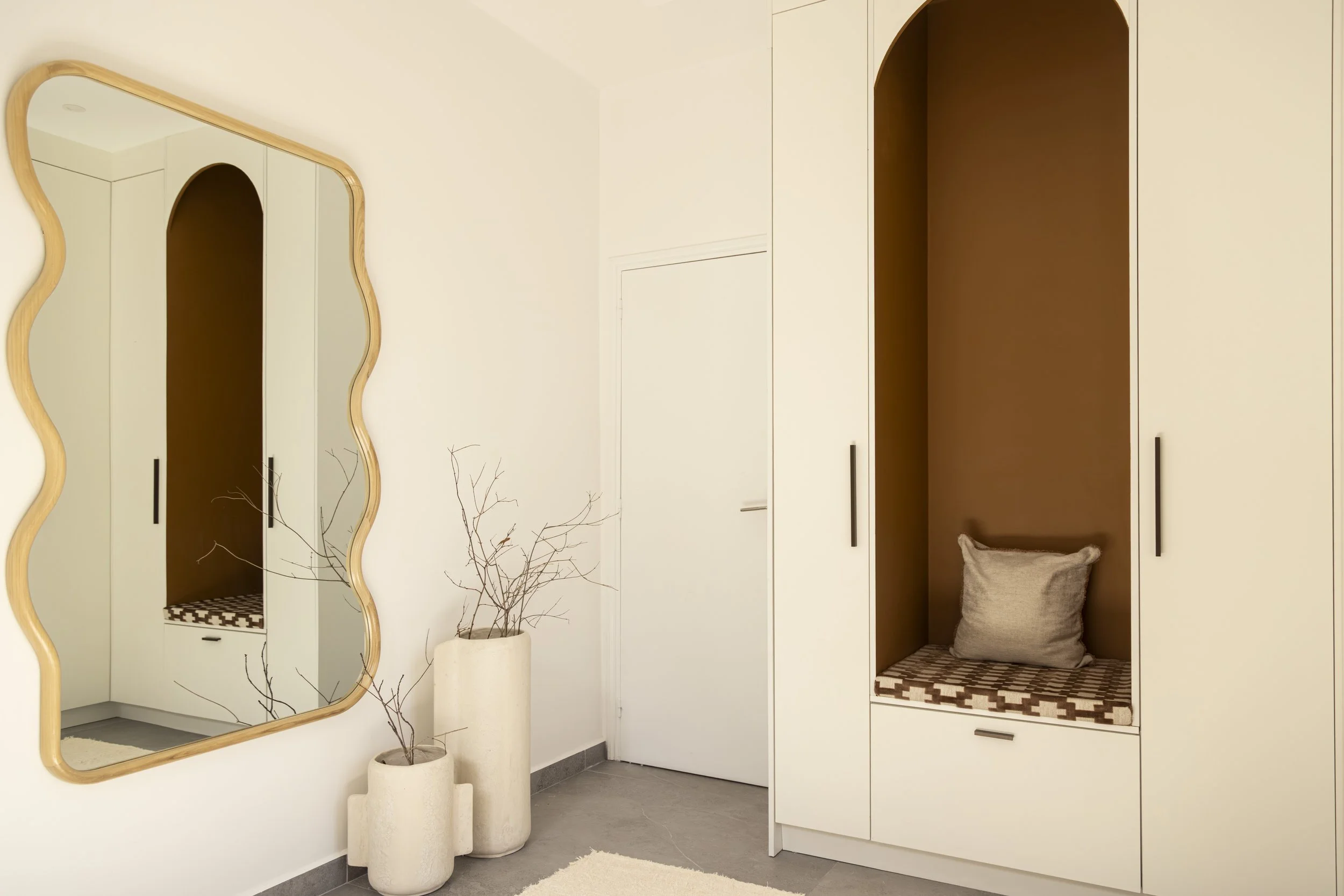 dressing-sur-mesure-bois-rangements-optimises.jpg