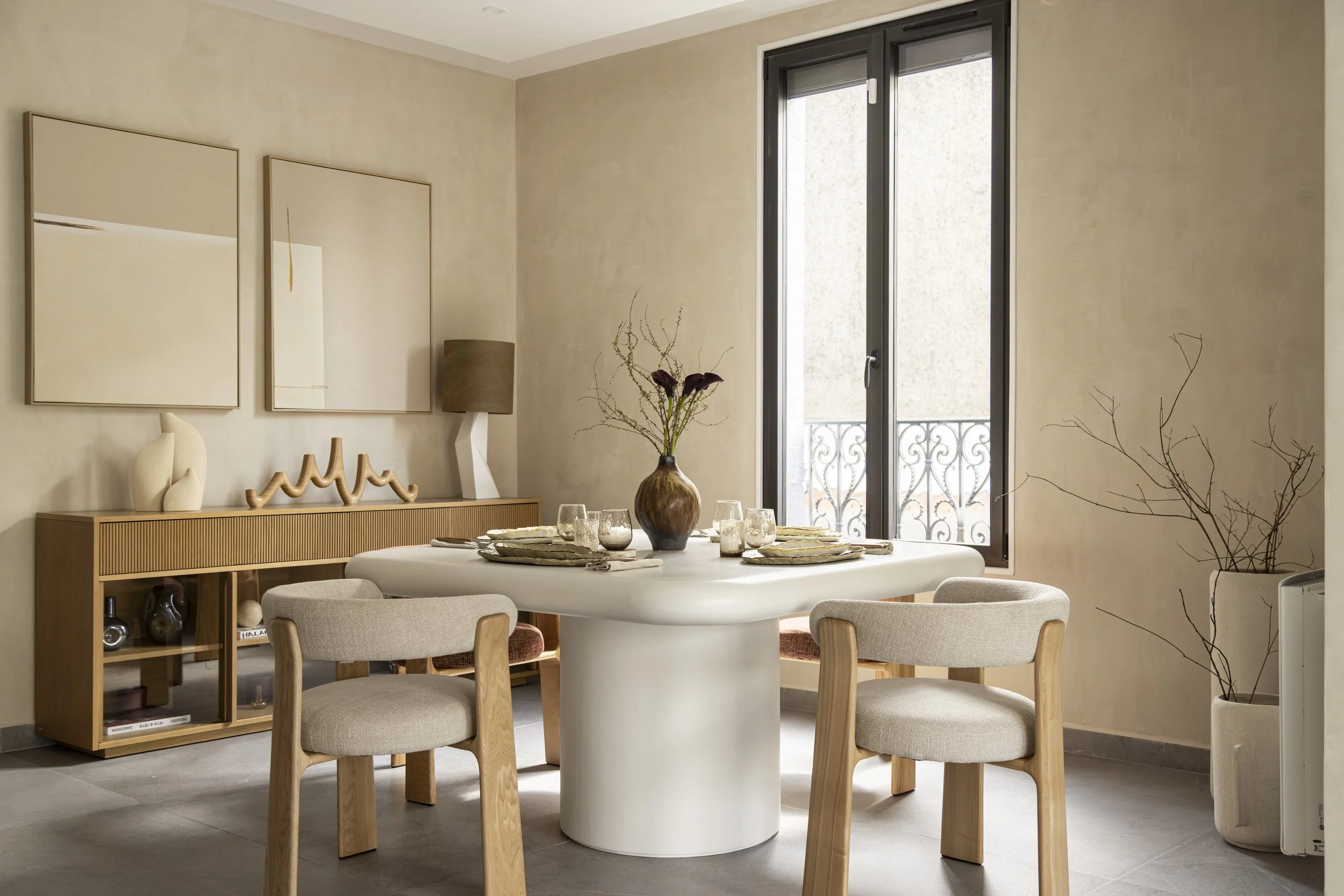 salle-a-manger-maison-renovee-bois-massif-lumiere-naturelle.jpg