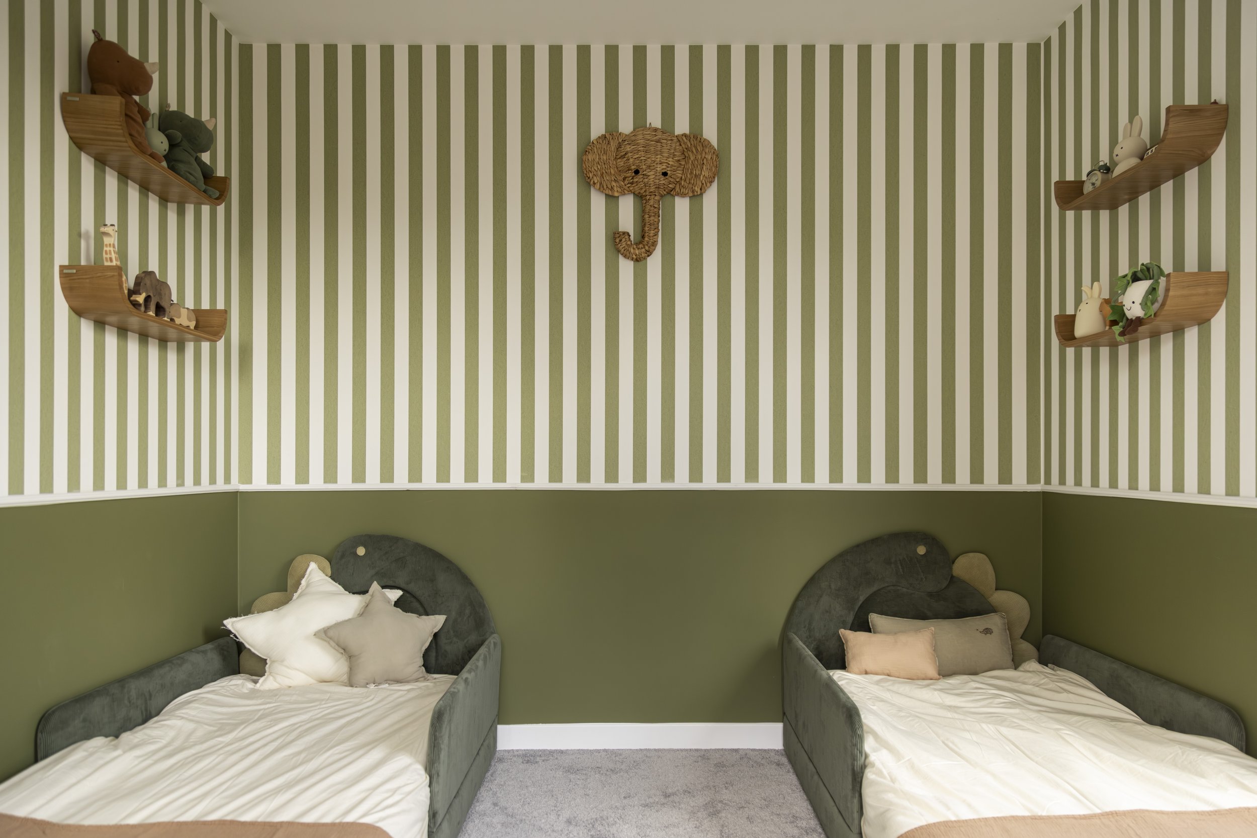 chambre-enfant-sur-mesure-rangements-bois-clair.jpg