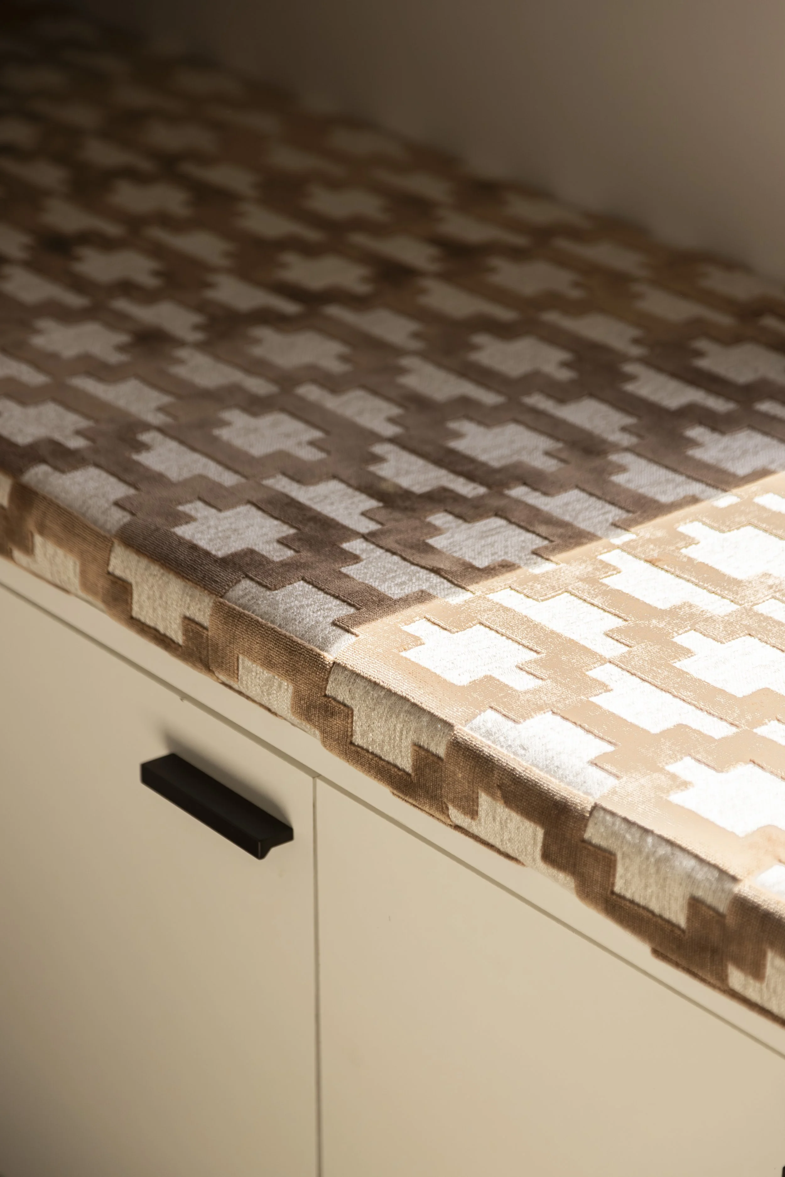banquette-sur-mesure-bois-clair-salon-minimaliste-paris.jpg