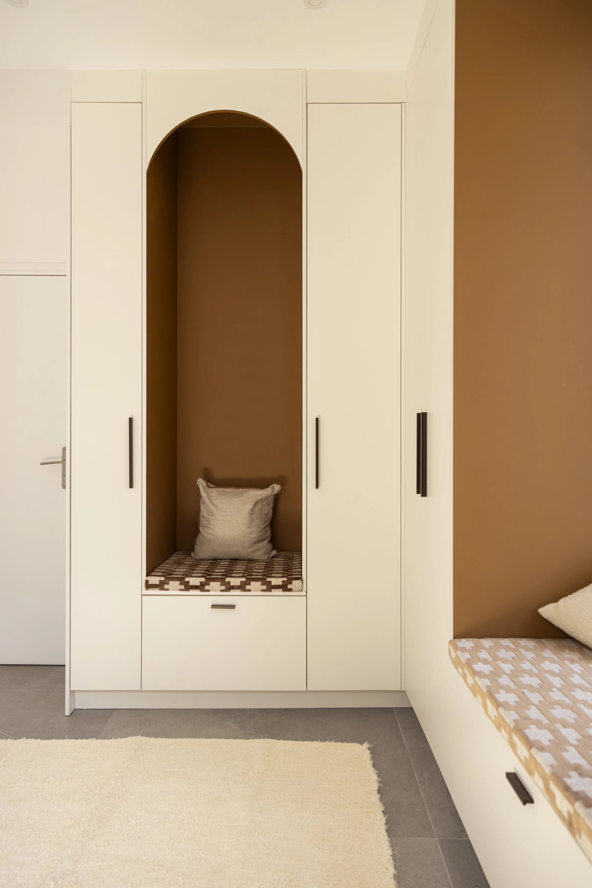 dressing-minimaliste-maison-renovee-paris.jpg