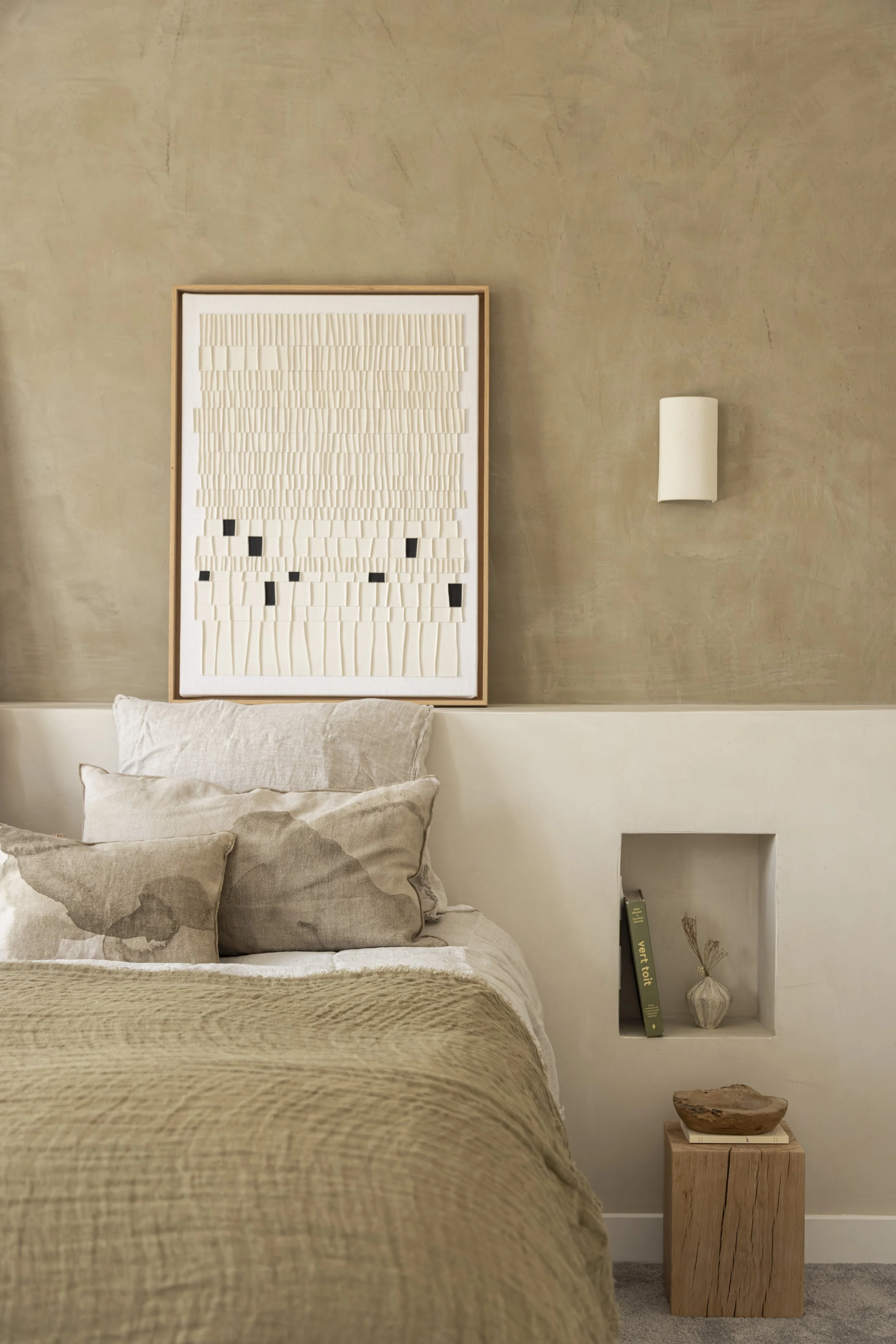 chambre-parentale-minimaliste-peinture-chaux-beige-naturel-1.jpg