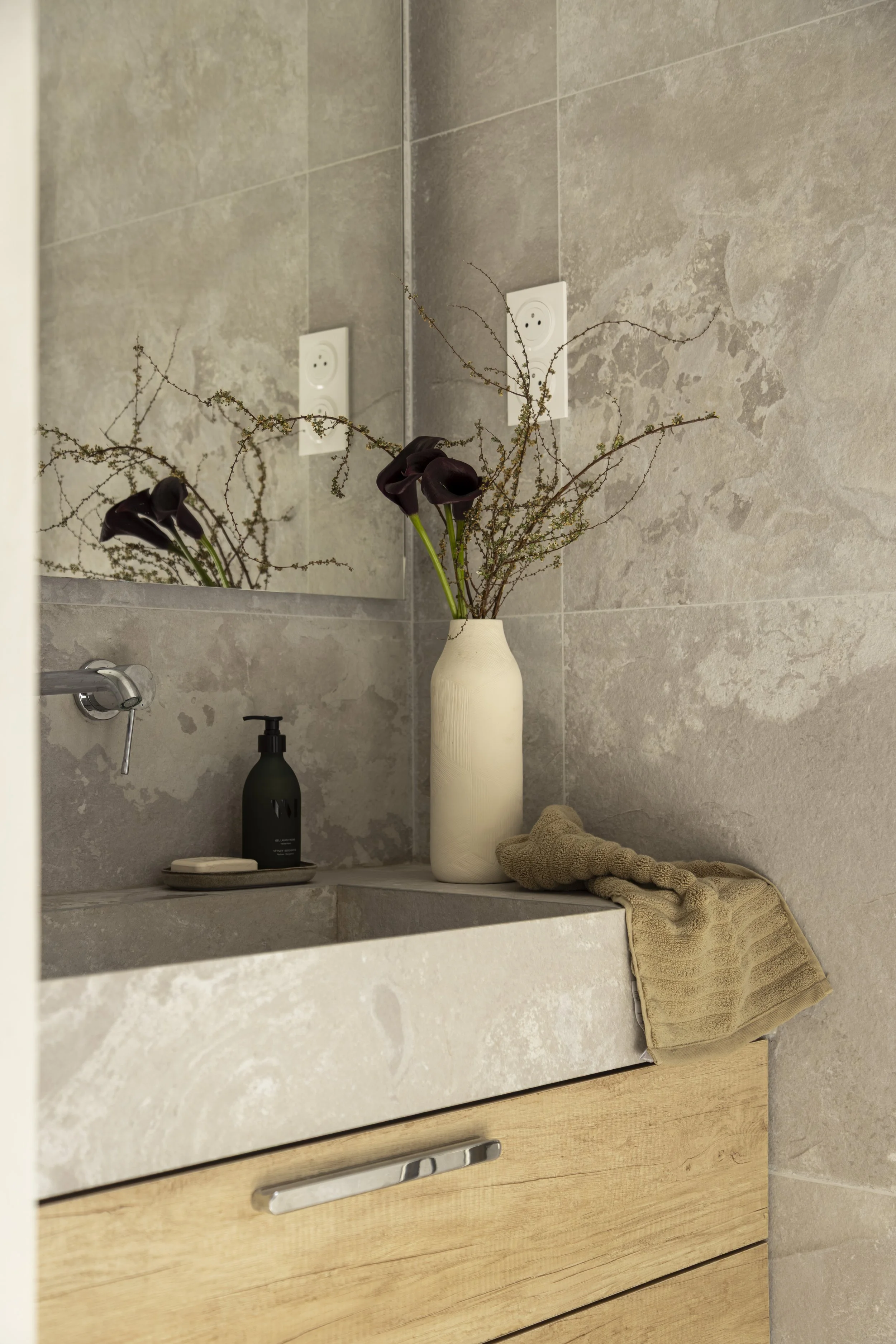 salle-eau-minimaliste-douche-italienne-pierre-bois-paris.jpg