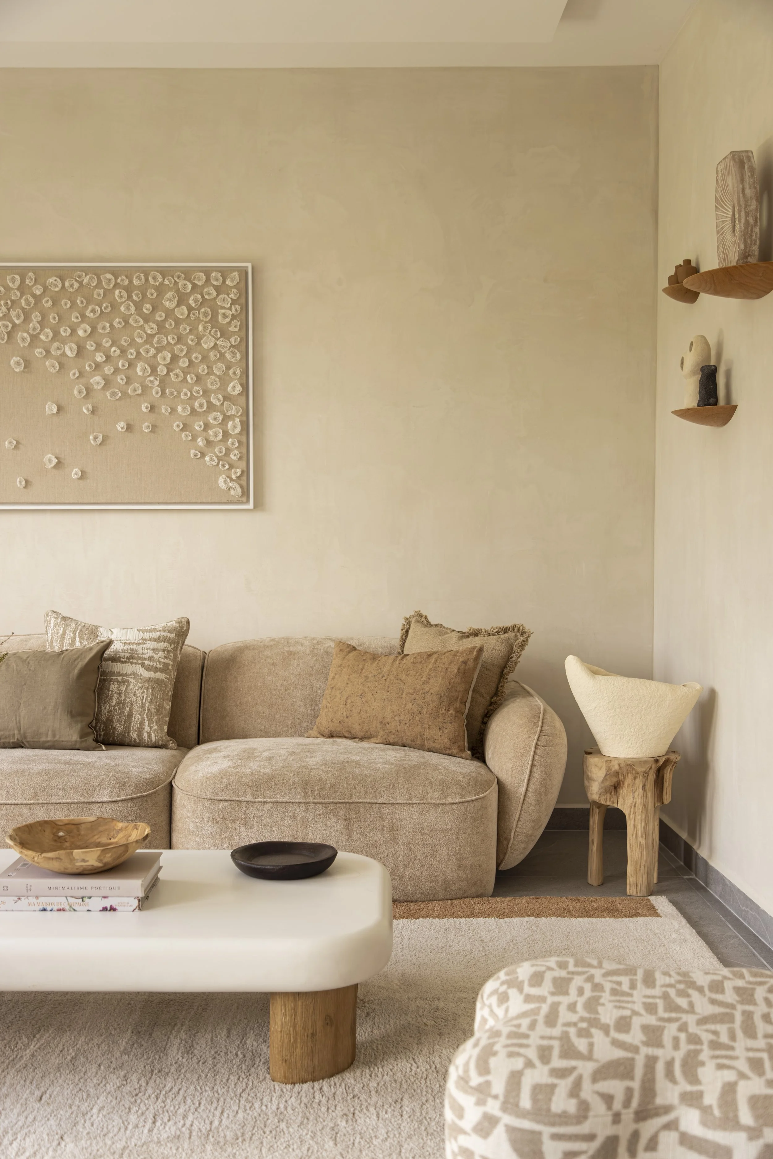 salon-contemporain-renove-beton-cire-bois-clair.jpg