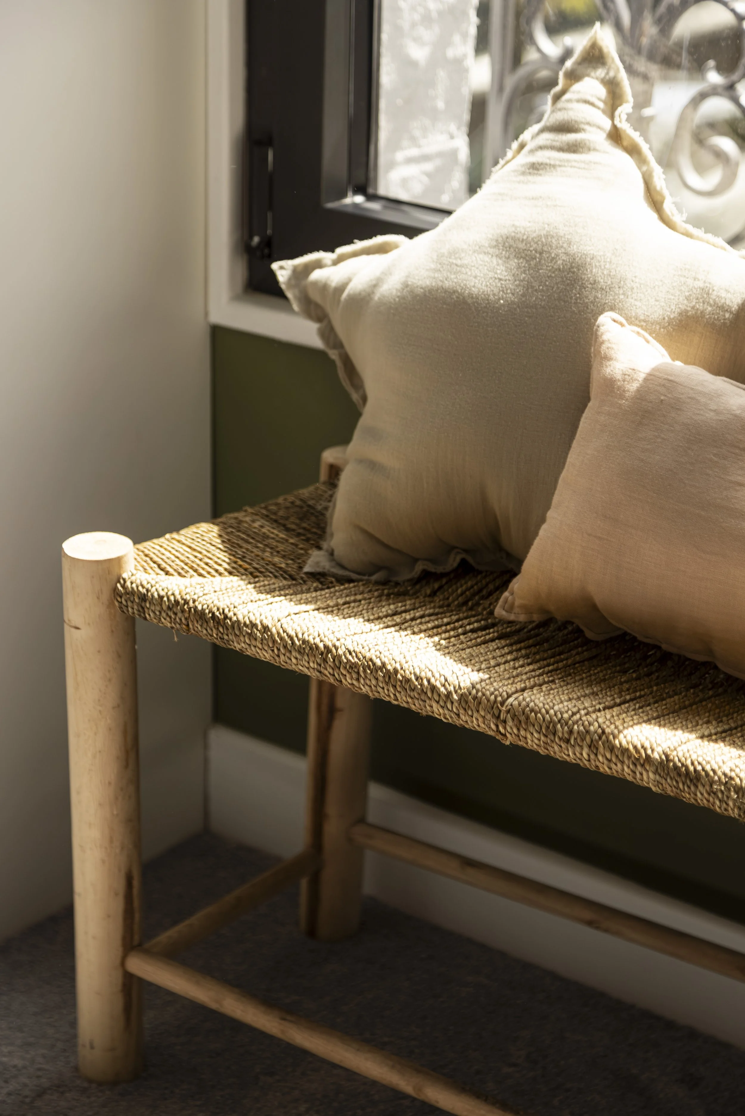 chambre-enfant-minimaliste-bois-clair-rangements-sur-mesure.jpg