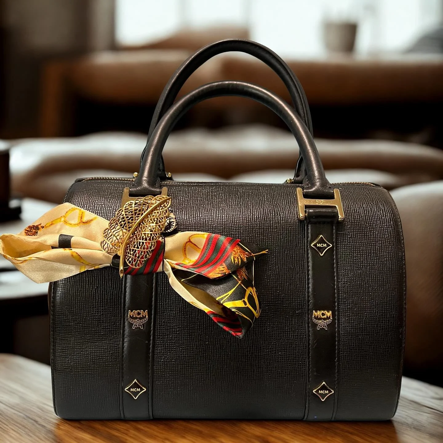 Because your accessories should be accessorized too&hellip; MCM Boston Bag with Monet leaf brooch. Both are available!

#reseller #poshmark #sustainablefashion #vintage