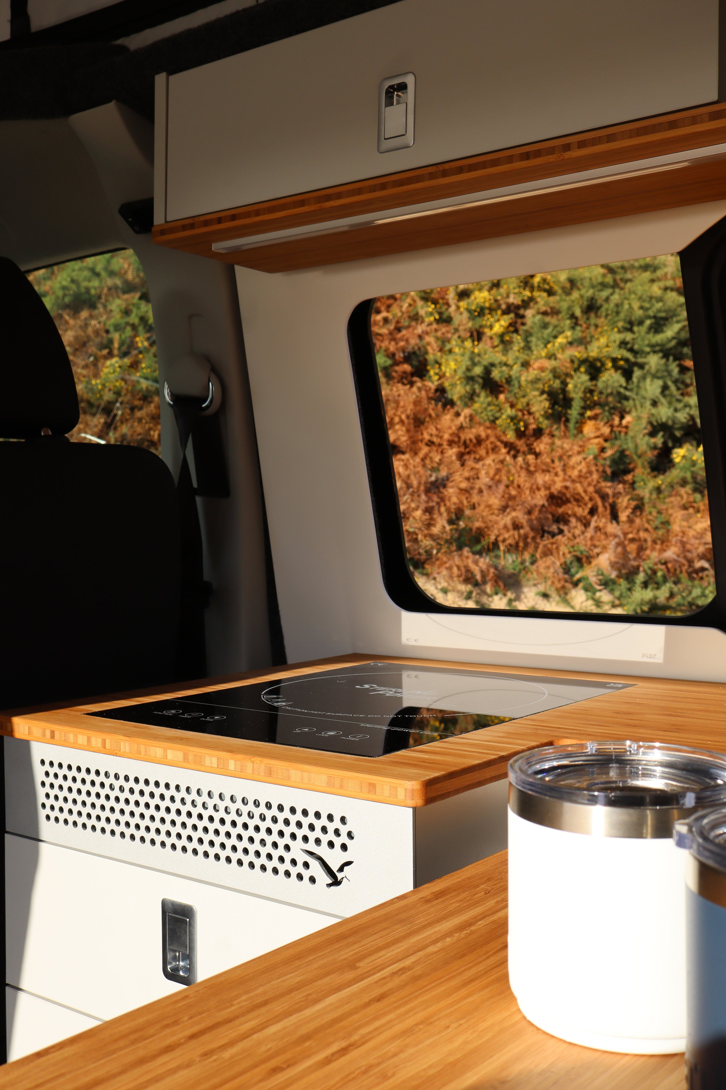 Integrated induction hob of the campervan