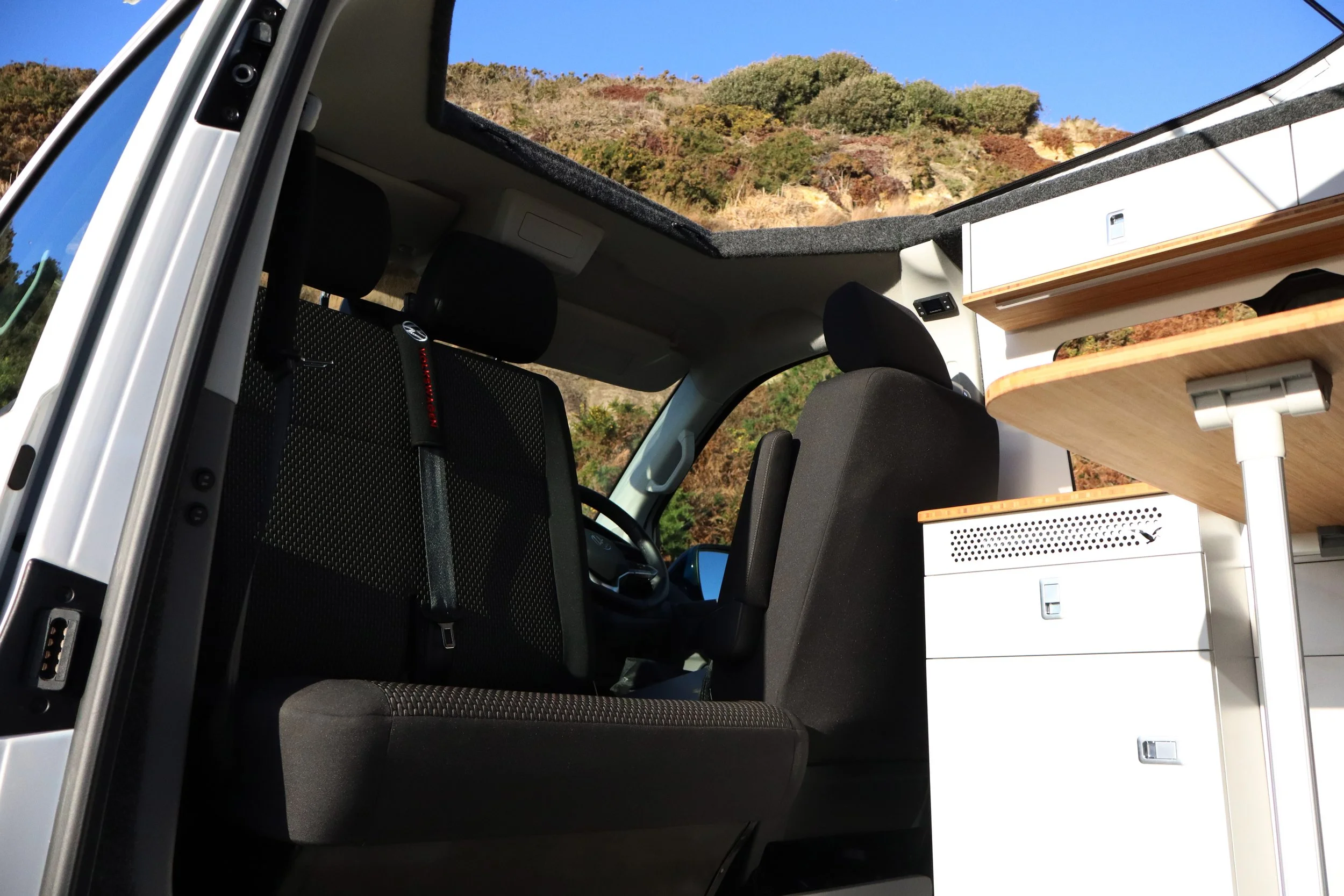 A double swivel seat in black that is belted, allowing to travel up to 4 pSSENGERS