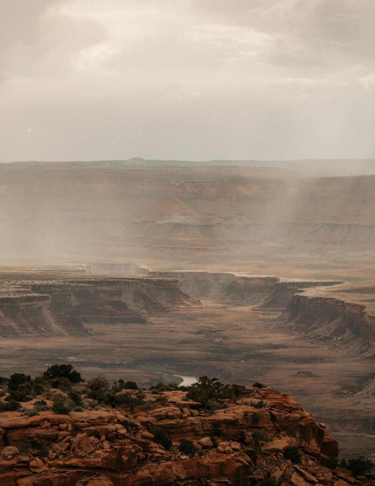 Never met a sunset I didn&rsquo;t like in Moab 🌞

Dead Horse Point State Park ↠ one of my favorite stops in my guide to traveling Utah, 🔗 in bio

As always, when spending time in nature, please practice Leave No Trace principles. Pack in everything