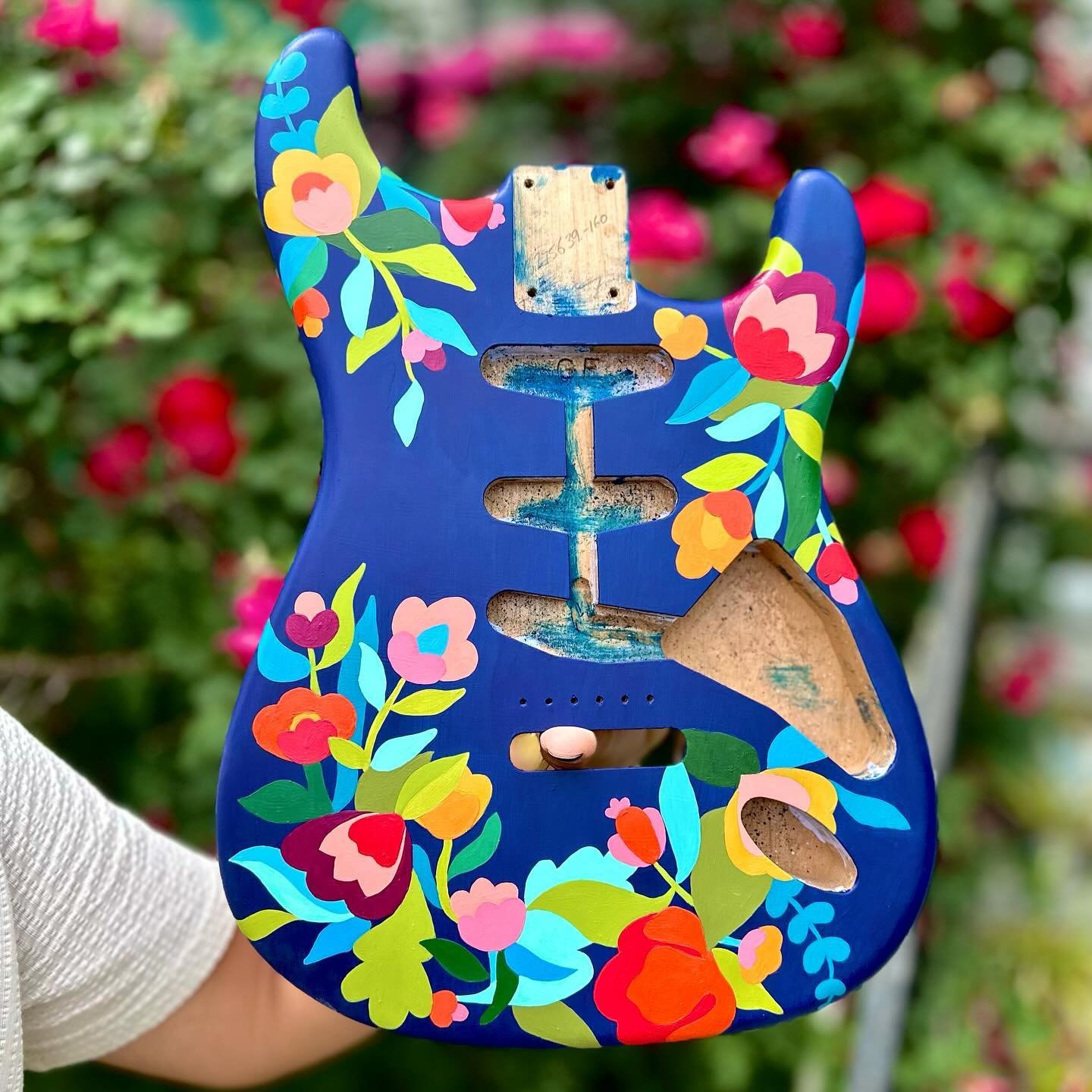 Happy #straturday ! Just finished this strat for @greg_fessler @fendercustomshop and it might be my favorite guitar I&rsquo;ve done. Can&rsquo;t wait to see this when it&rsquo;s finished being built!

#fendercustomshop #artguitar #paintedguitar #cust