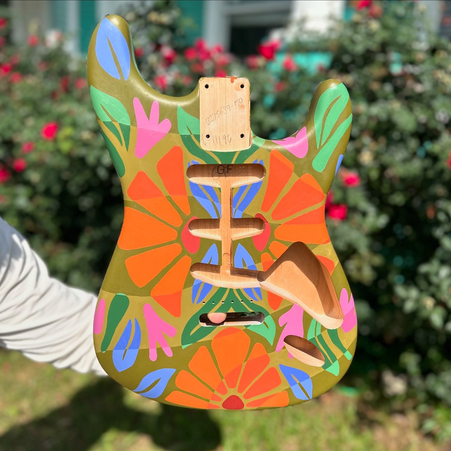 My last strat for @fendercustomshop 🌸 leaning into some funky semi-symmetrical designs! 🎉❤️ guitar for @greg_fessler 

#goldenpaints #grumbacherpaints #artguitar #paintedguitar #straturday #neworleansartist