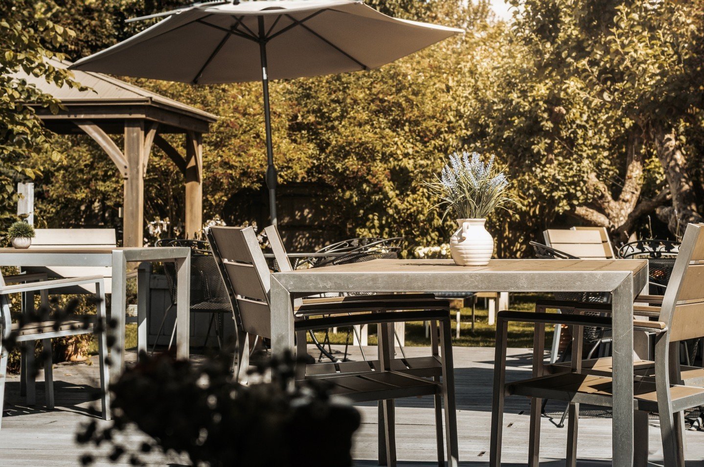 🌞 Spring sunshine calls for alfresco delights! 🦆🌼 Join us for lunch this week and bask in the sunshine while savouring our delicious dishes. Secure your spot today, link in bio. ☀️🍴 #SpringVibes #AlfrescoEats #FuzzyDuckArmscote