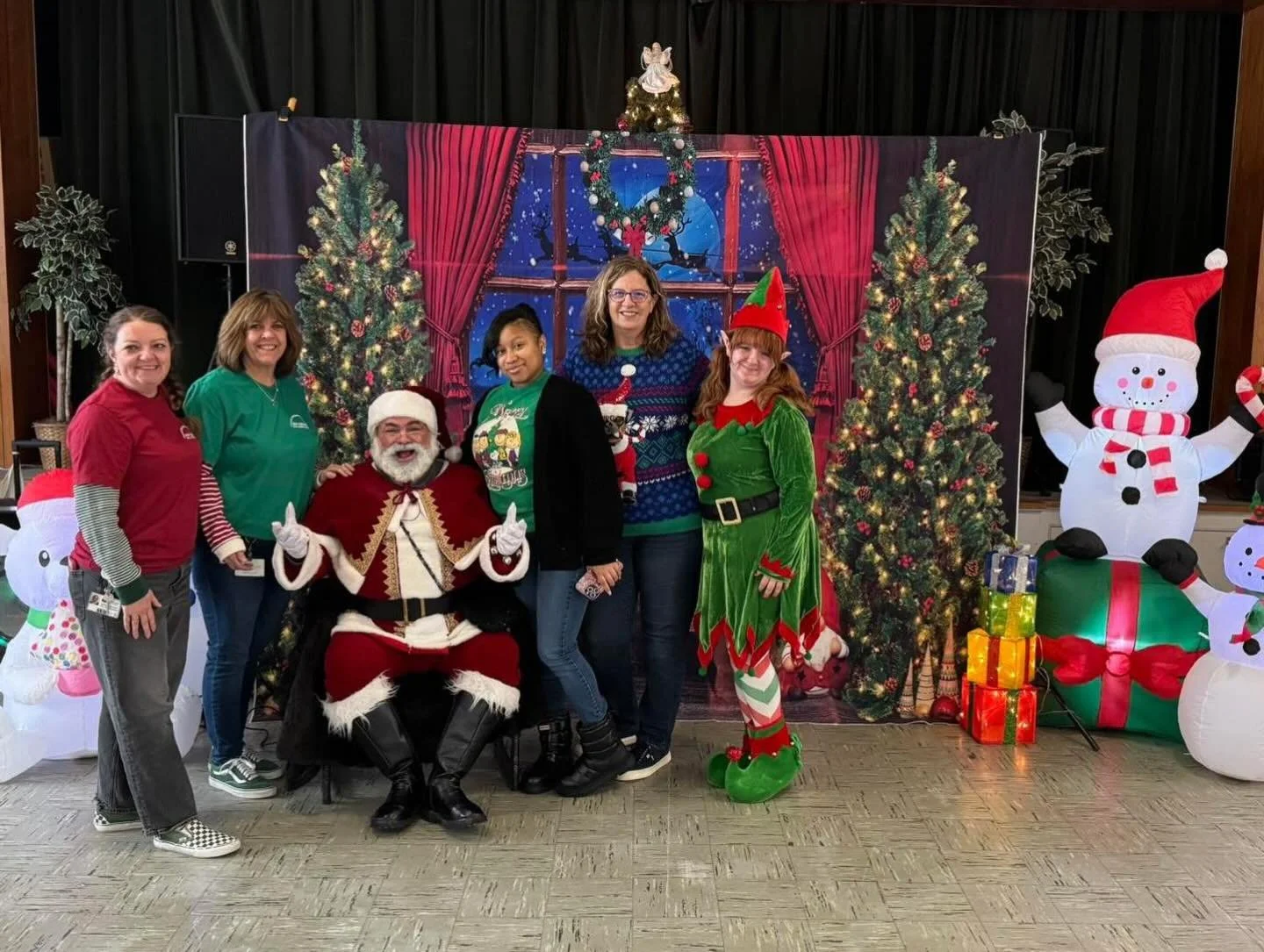 Santa and Mimi the elf are having a blast already this winter! Check out today&rsquo;s highlights! #maryland #santa #santaselfs #willywoowoo