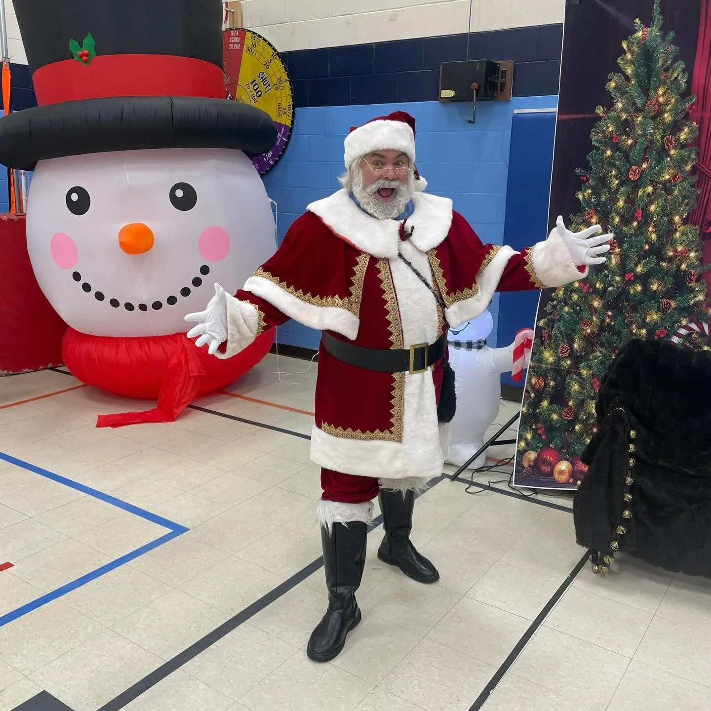 Santa is loving spending time with all of you! #winter #willywoowoo #santa