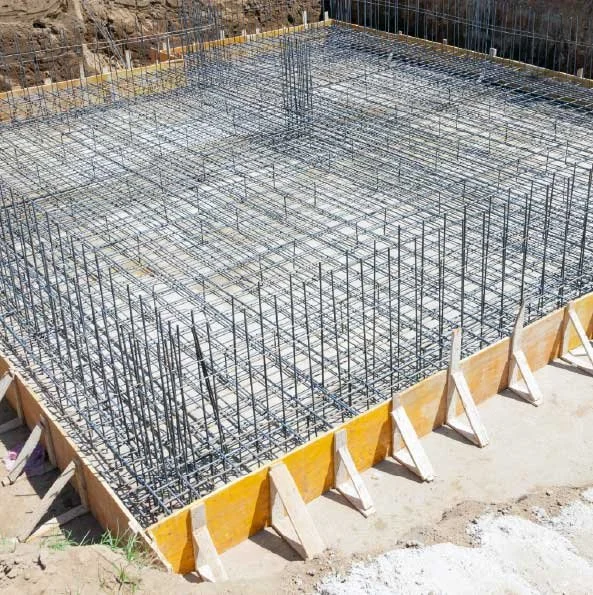 Comparación del diseño de cimentaciones con el método de resistencia última y el método de esfuerzos de trabajo.