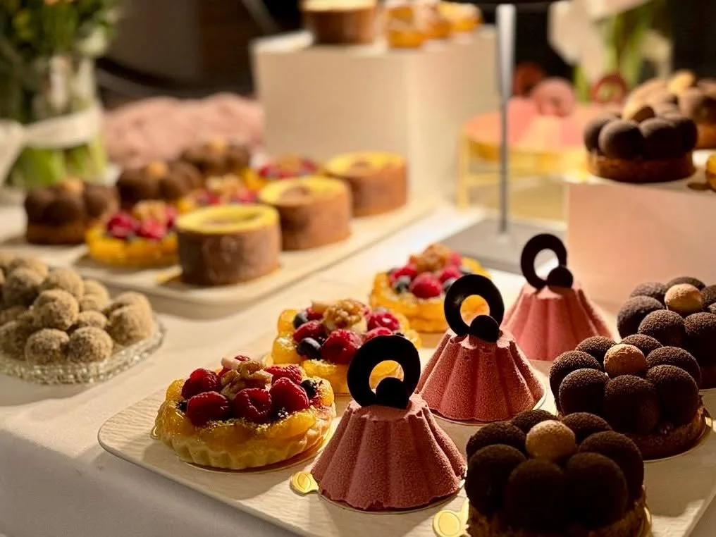Herzlichen Gl&uuml;ckwunsch zu insgesamt 140 Jahren! 🎉
Zwei 65. Geburtstage und ein 10. Hochzeitstag &ndash; zu diesem besonderen Anlass durfte ich einen Sweet Table gestalten, um den Feiermoment noch s&uuml;&szlig;er zu machen. 🍰✨
.
.
.
#SweetTabl