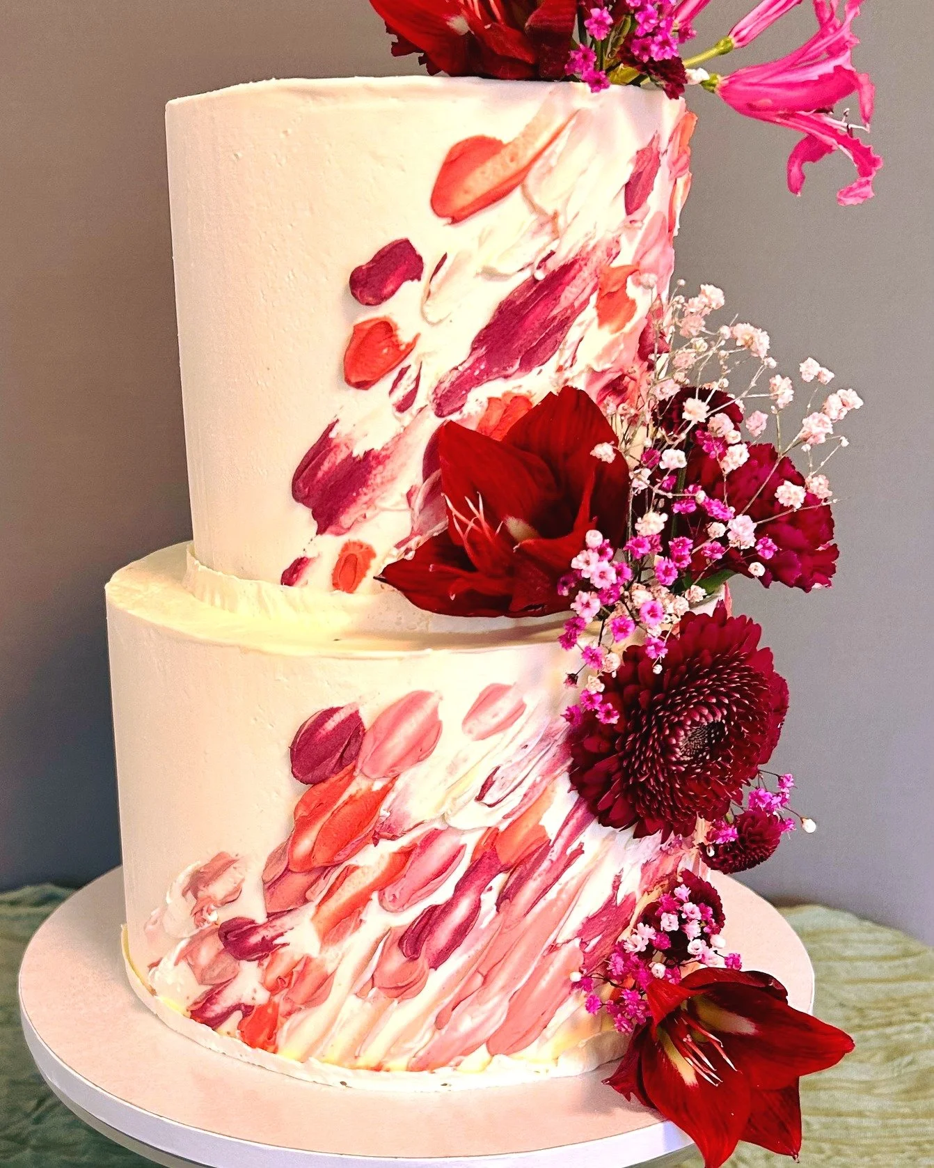 F&uuml;r eine winterliche Hochzeit in kr&auml;ftigen Farben und mit zauberhaften Blumen &ndash; klein, aber wirkungsvoll, die perfekte Torte f&uuml;r besondere Momente voller Liebe. ❄️💐🥰😍
Saftiger Carrot Cake, feine Frischk&auml;secreme und frucht