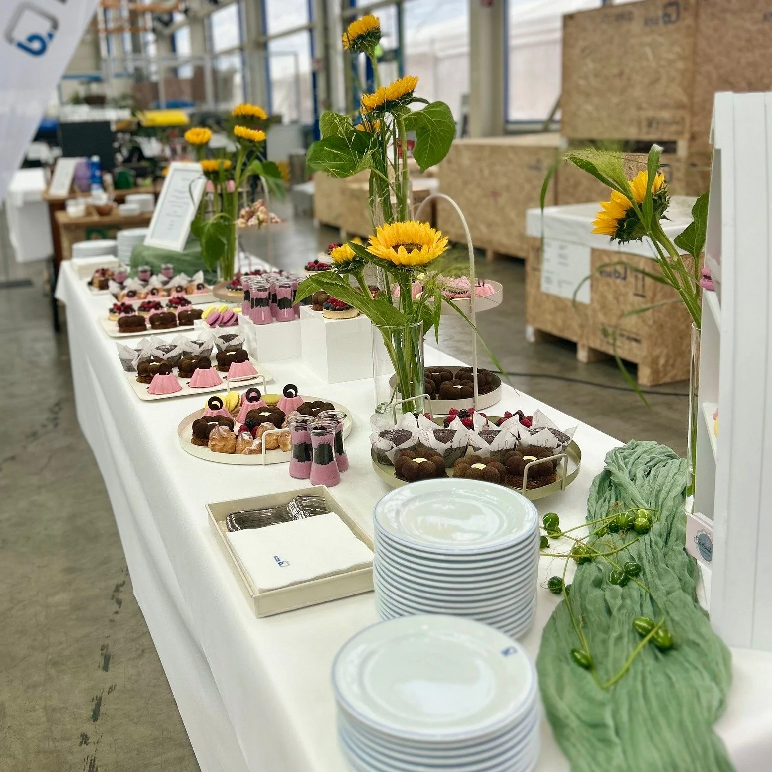 ☕🍰 S&uuml;&szlig;e Kaffeepause im B&uuml;ro 🍪✨
F&uuml;r eine Firma durfte ich einen Sweet Table f&uuml;r die Kaffeepause vorbereiten und liefern. Eine feine Auswahl an s&uuml;&szlig;en Leckereien, perfekt f&uuml;r einen genussvollen Break und neue 