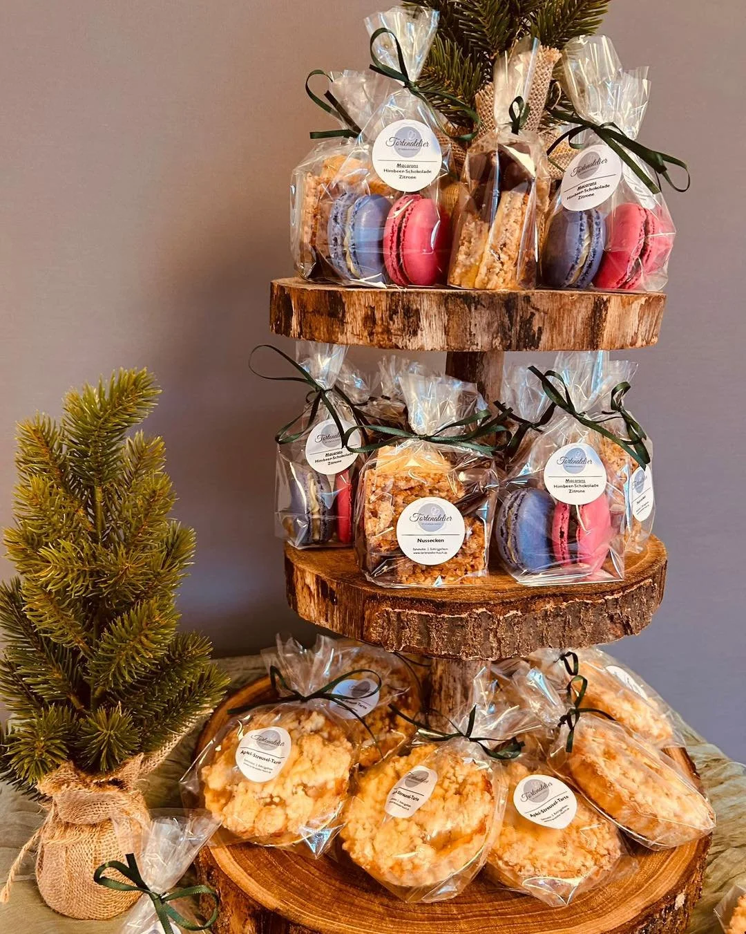 Weihnachtsmarkt beim Weingut K&ouml;hler-Ruprecht in Kallstadt 🍇🥂🍾

Am 6. &amp; 7. Dezember 2025, jeweils von 14&ndash;19 Uhr, erwartet dich von mir  in gem&uuml;tlicher Adventsstimmung feine Nussecken, eine aromatische Apfel-Streusel-Tarte und zw