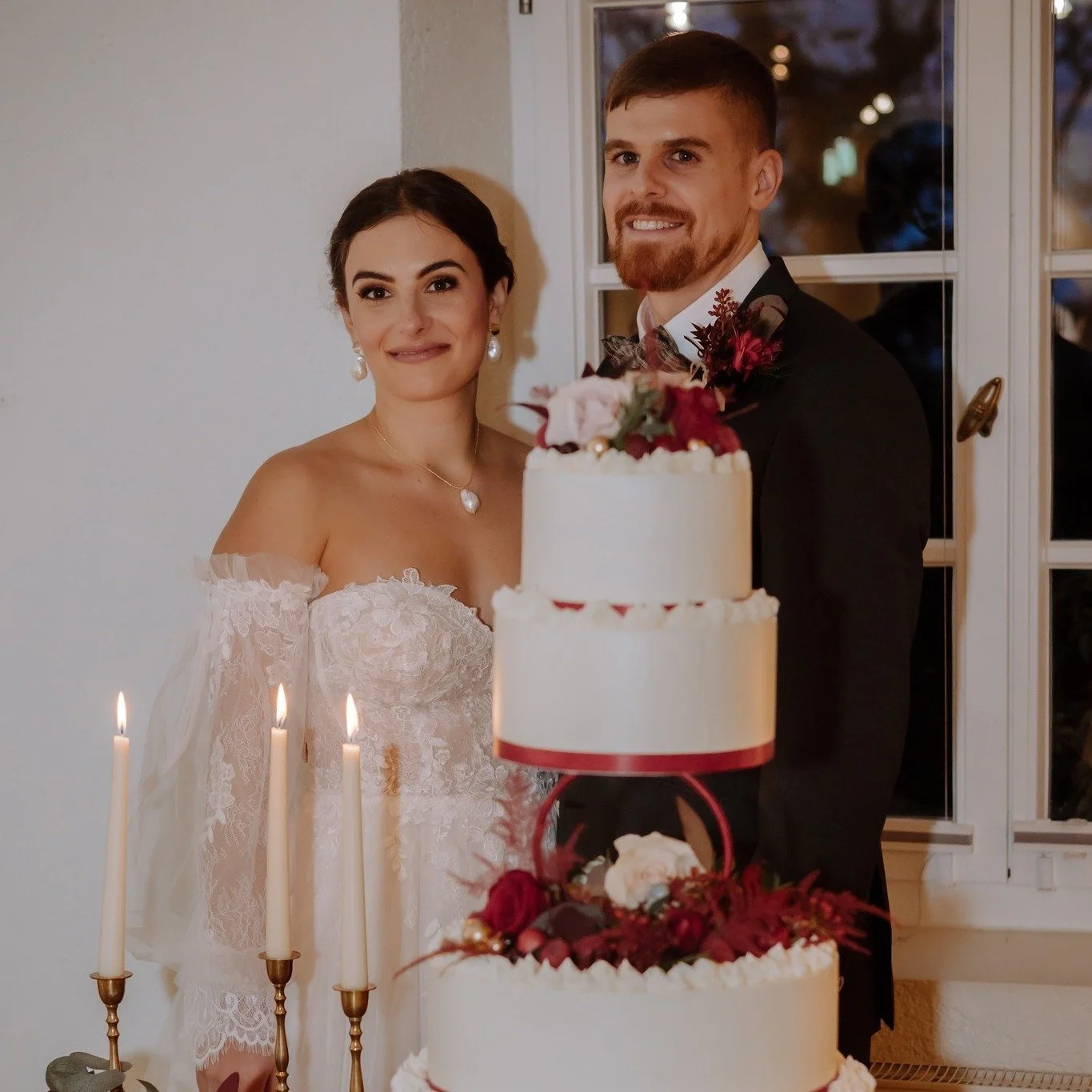 🍁 Hochzeit in herbstlichen T&ouml;nen 🍁
Warme Farben, ein sch&ouml;nes dunkles Rot und viele kleine Details.
Die vierst&ouml;ckige Torte passt perfekt zum herbstlichen Look &ndash; dekoriert mit passenden Blumen und gef&uuml;llt mit leckeren roten 