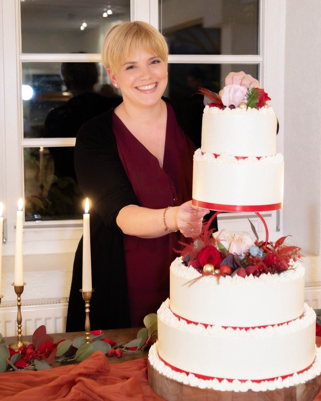 Hier ein kurzer Schnappschuss von mir &ndash; so seh ich aus, wenn ich die Location erreiche: einfach happy. 🫶😍
.
.
.
#styleshooting #herbstfarben #herbstshooting #torte #hochzeitstorte #cakedesign #cakeinspiration #weddingcake #autumnvibes #darkre