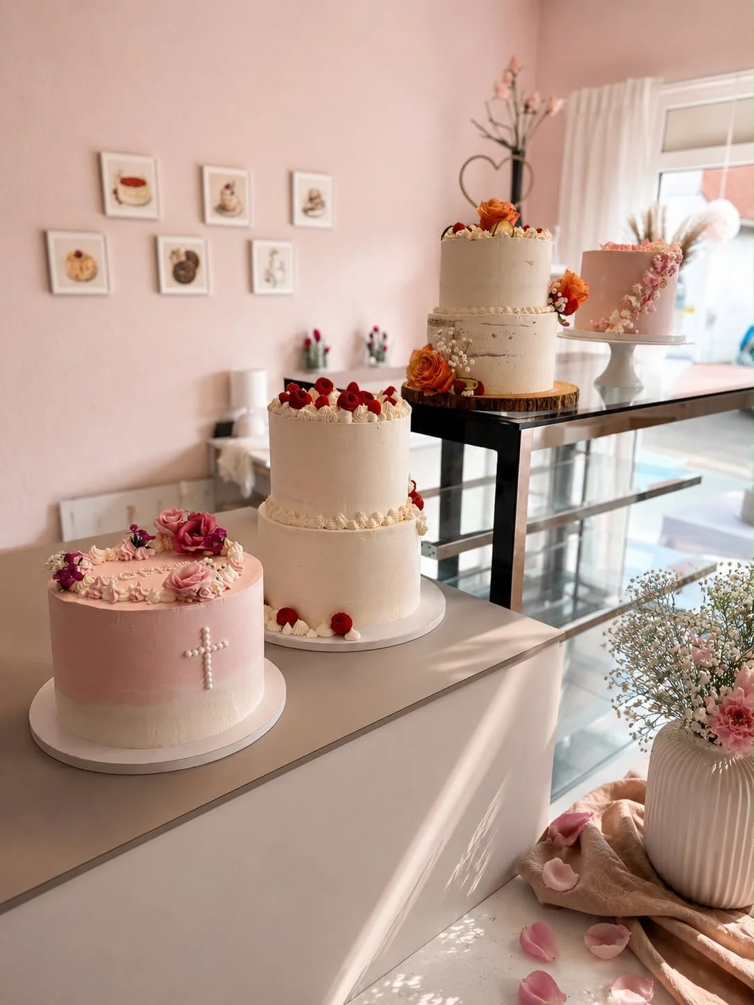 Was f&uuml;r ein sch&ouml;ner Anblick am gestrigen Samstag 🙌🏻☺️ 

Von links nach rechts:

Torte zur Taufe: 
Vanillemousse mit Heidelbeer/Erdbeer/Brombeer/Himbeer Spiegel 

Hochzeitstorte:
Marmorkuchen mit Marzipan Vanillemousse Himbeermouse und fri