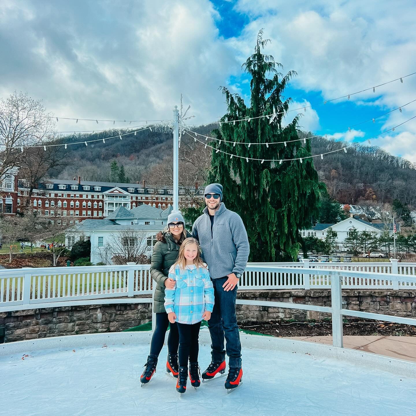 The Homestead for the holiday! 🎄Always magical! So thankful to have the time together making the best memories❤️

#family #holidays #thehomesteadomni