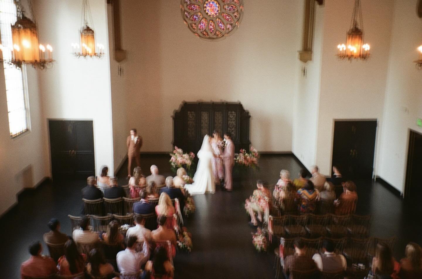 Kelsey and Sam&rsquo;s ceremony vs reception as told by a bird&rsquo;s eye view, slow shutter speed and 35mm film ✨
.
.
.
#film #weddingsonfilm #35mm #portra400 #californiawedding #californiaweddingphotographer #losangelesweddingphotographer #laweddi