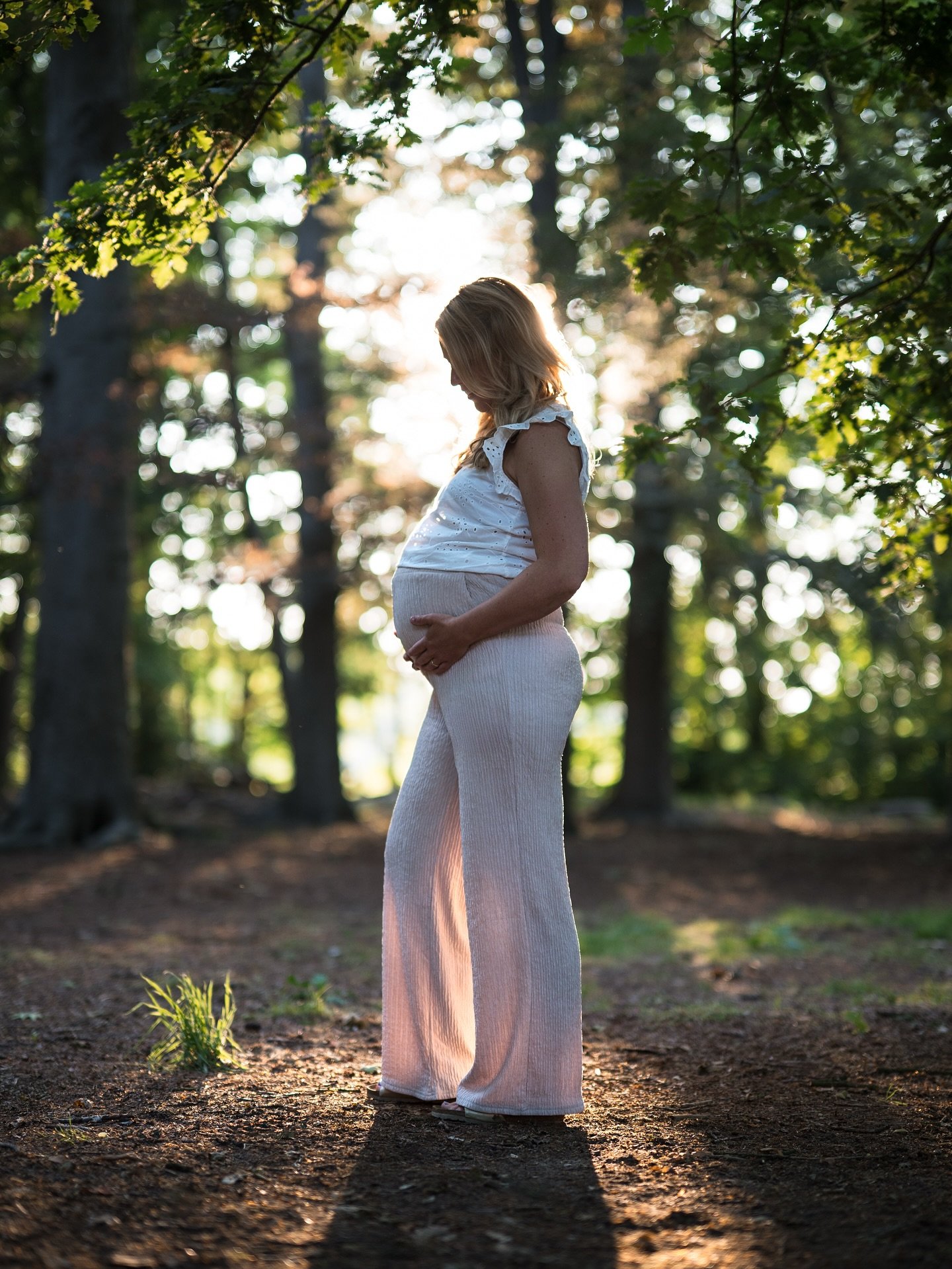 In het licht van morgen 💖 

Ik let altijd op het licht. Natuurlijk licht en schaduw zorgen voor net wat meer diepte en karakter in een beeld.

Bij zwangerschapsportretten helpt licht om accenten te leggen: op de ronding van de buik, een rustige blik