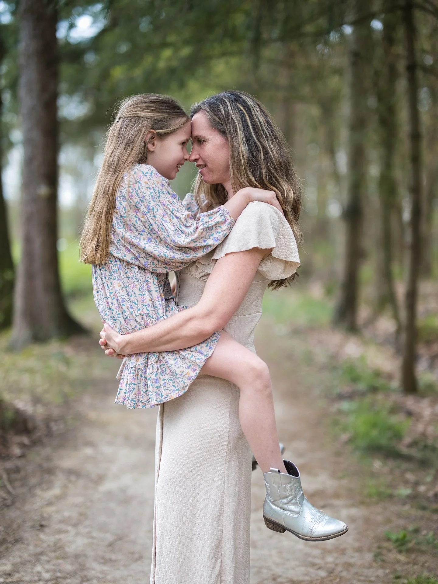 Onlangs een fotoshoot gedaan met een leuk gezin! Deze moeder en dochter foto zegt meer dan 1000 woorden! Soms gaat alles zo snel dat je vergeet om even stil te staan. Las een fotoshoot in om mooie herinneringen vast te leggen voor later 💛 

#moederd