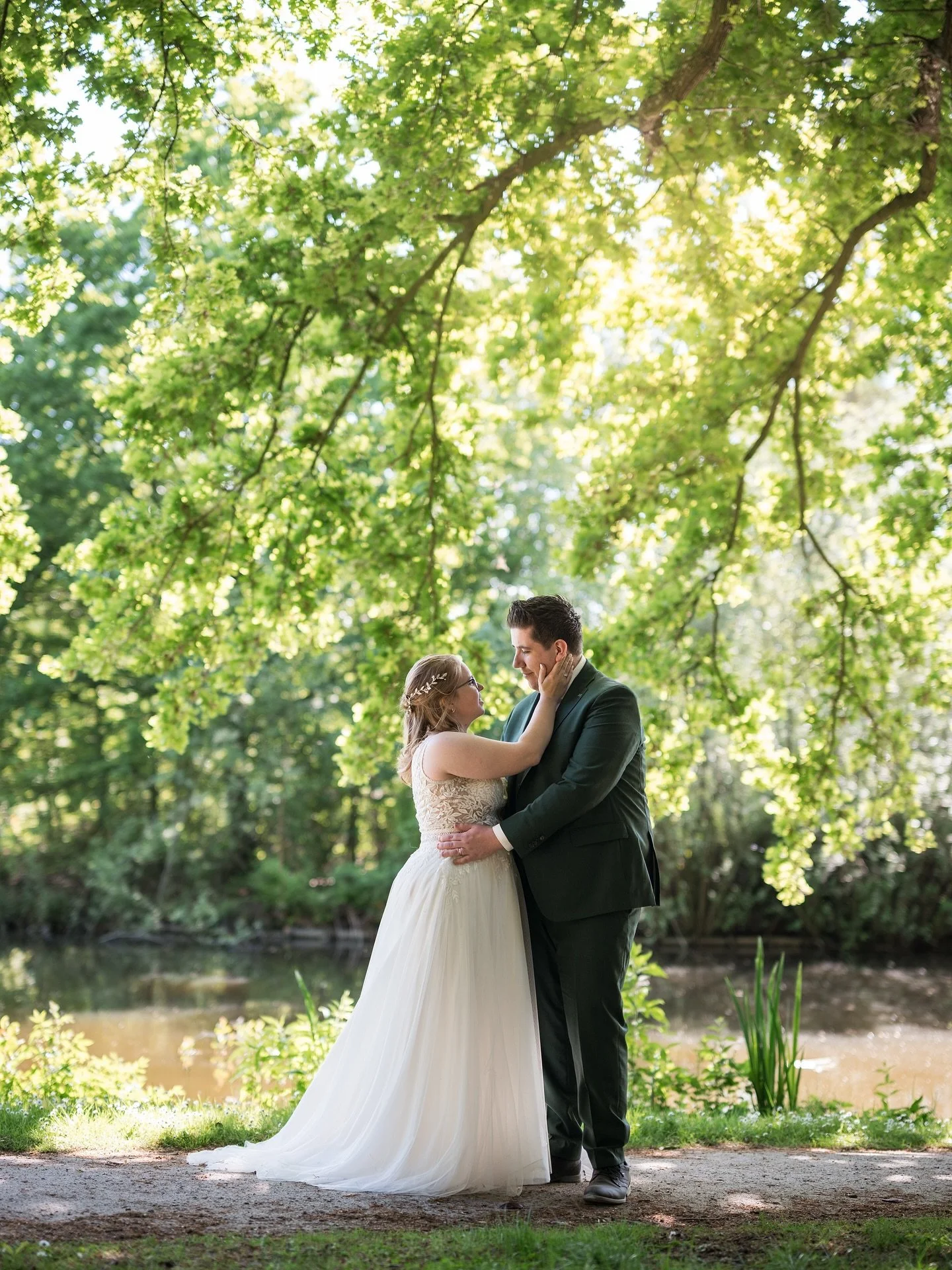Onlangs heb ik de bruiloft van Bram en Nicole vastgelegd. Wat een fijne dag! Mooie momenten, relaxte sfeer, en twee mensen die helemaal zichzelf waren. Zo leuk om zo&rsquo;n dag van dichtbij mee te maken 👰🏼&zwj;♀️🤍🤵🏻 

#trouwen #trouwfotografie 
