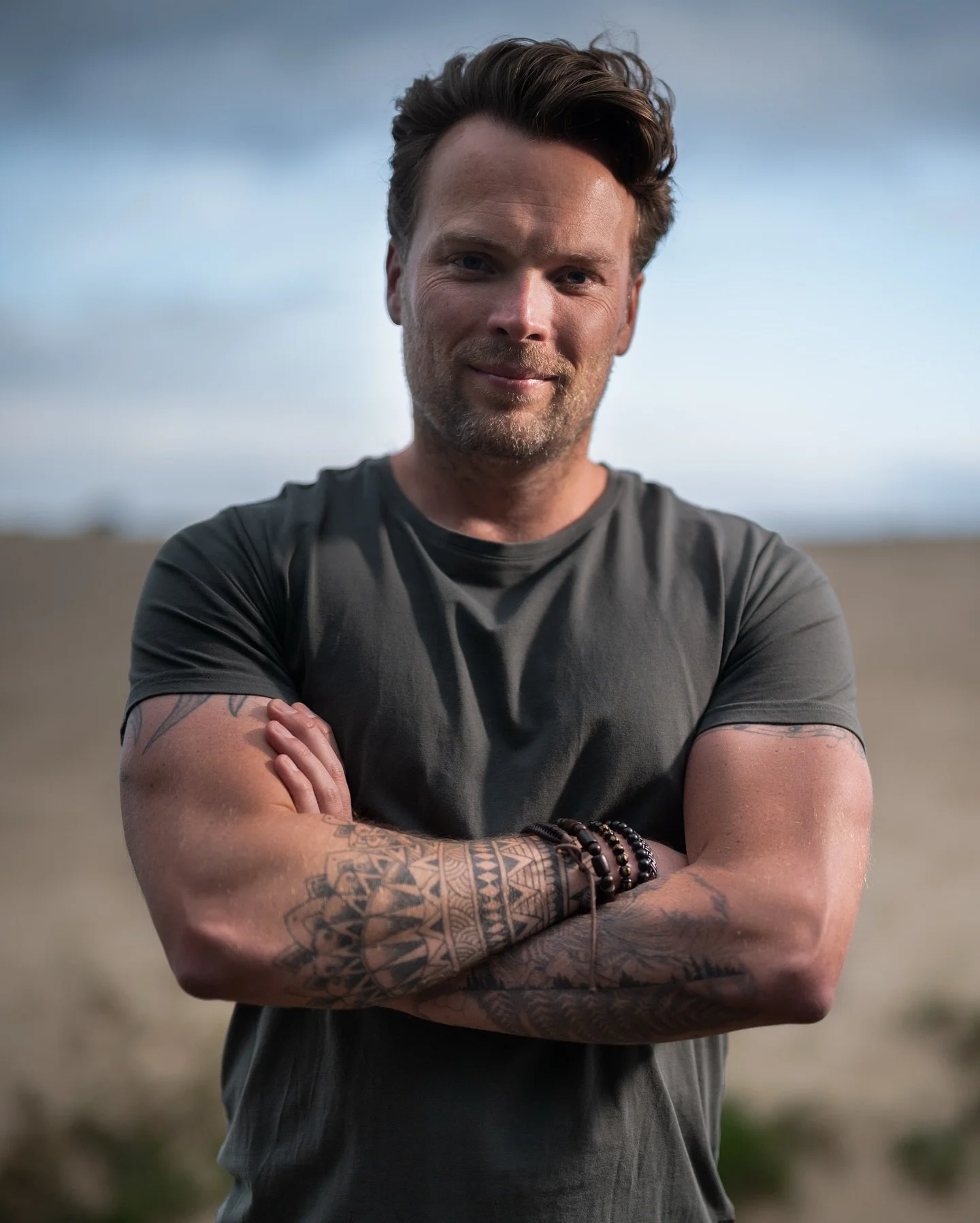 Fotoshoot met Koen op een zandverstuiving. Donkere wolken en flitslicht gaven de beelden een moody randje. Ook met omgevingslicht gespeeld voordat de wolken wat donkerder werden. Het was super leuk! 📸 Hier een aantal foto&rsquo;s van die avond!

#po