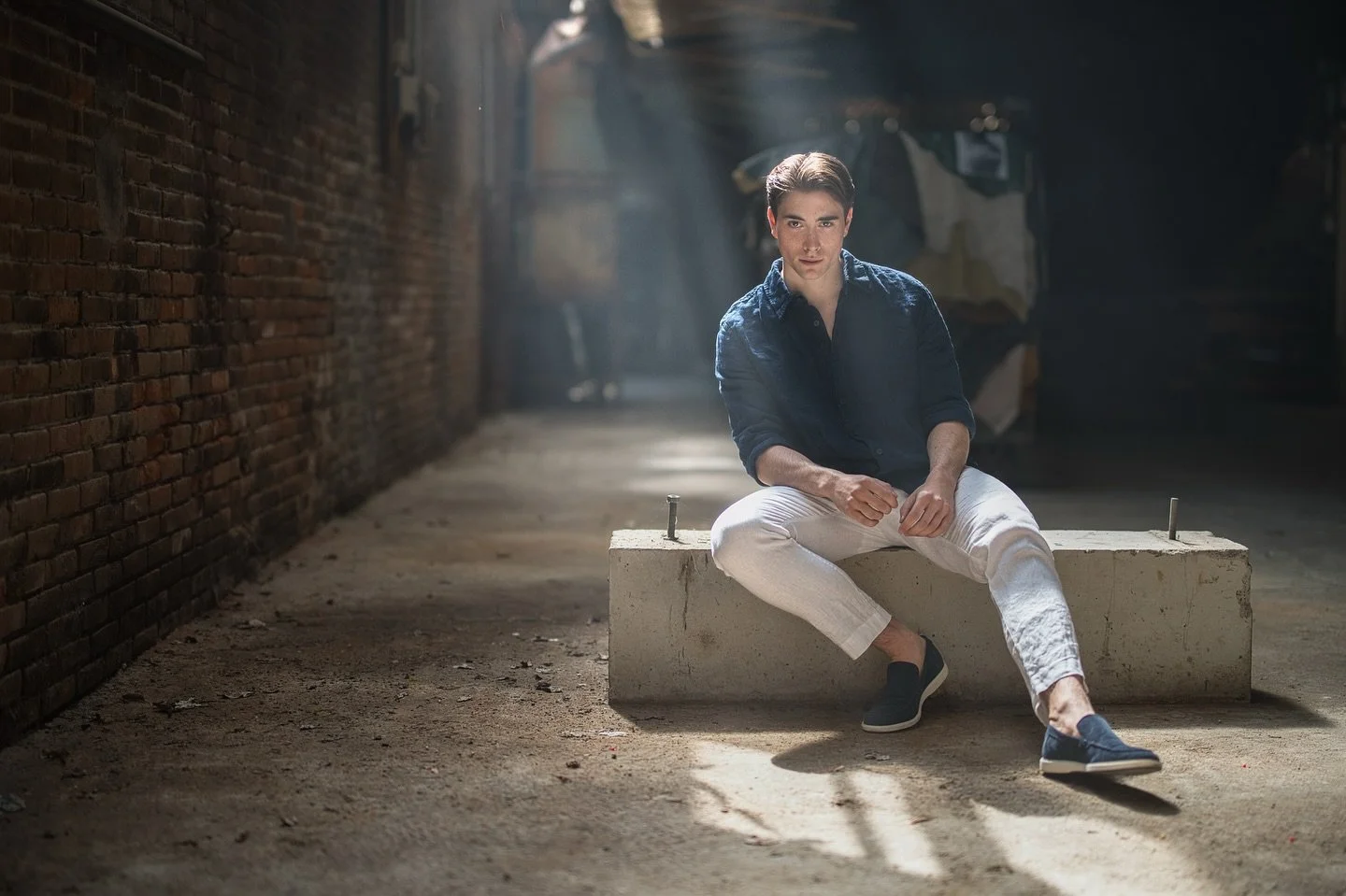 Shoot met Rafael was cool! Beetje lopen spelen met zelfgecre&euml;erde lichtstralen en bam&mdash;instant sfeer en diepte. Alsof de zon zelf mee wilde doen. Love it als zo&rsquo;n simpel trucje het beeld helemaal laat leven 😍

#portretfotografie #por