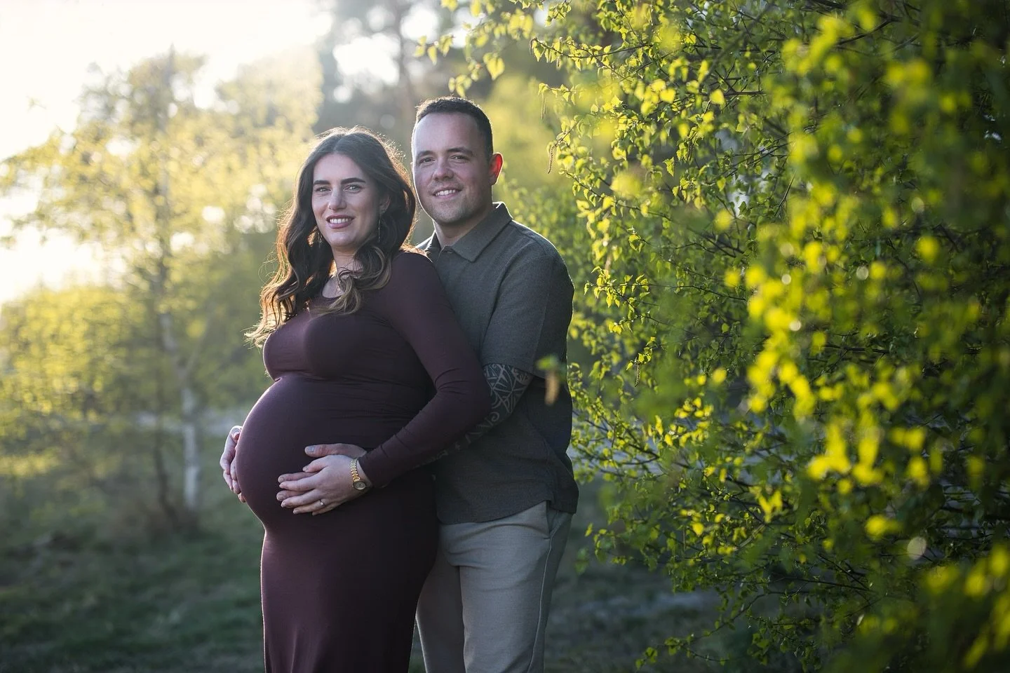Wat was dit een heerlijke shoot! Tijdens het gouden uurtje, met mooi licht en een stel dat helemaal zichzelf was. Ik genoot echt van het rondstruinen in de natuur, op zoek naar dat perfecte licht en die kleine momentjes tussendoor. Een paar favoriete