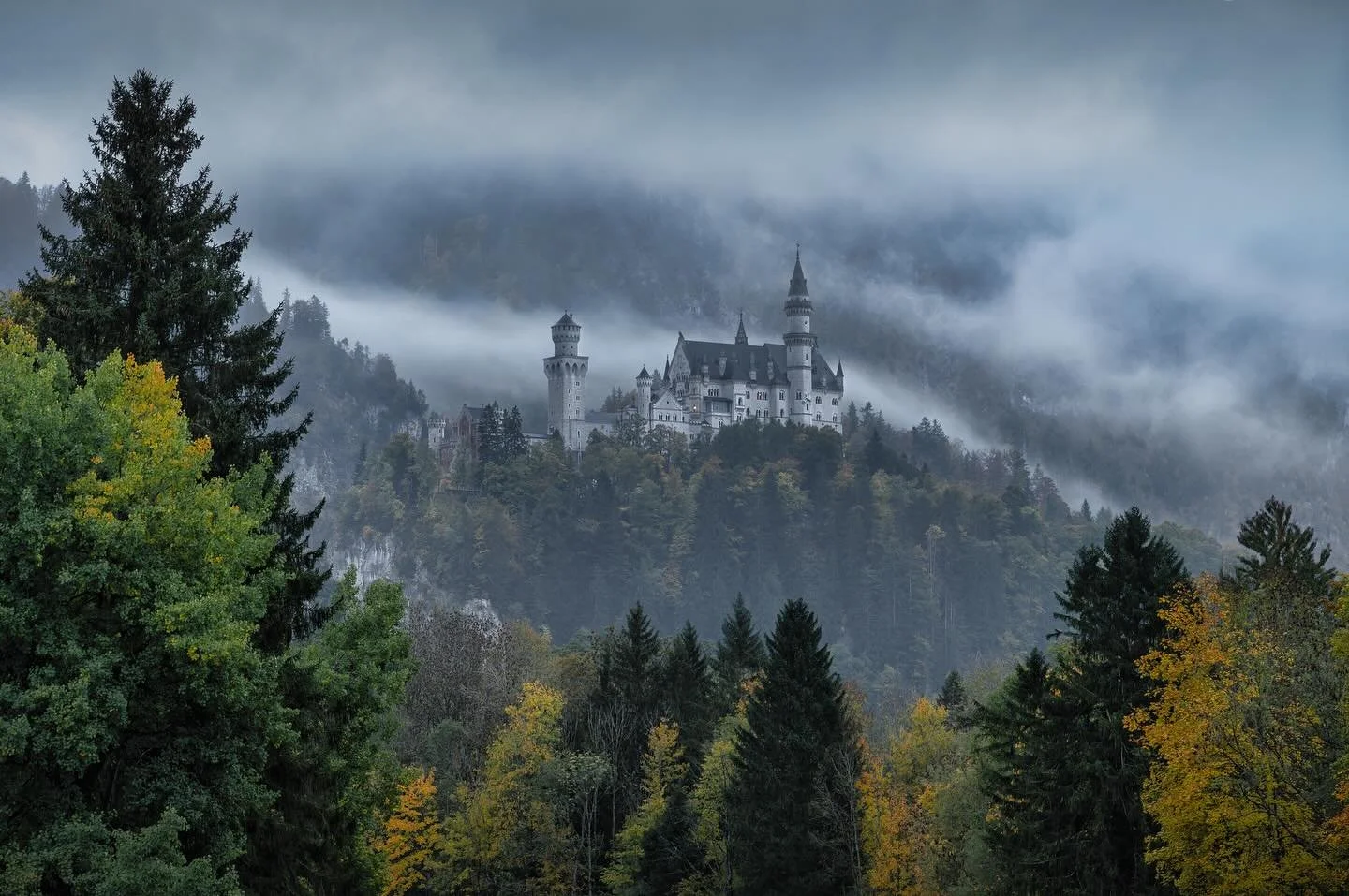 Castle Neuschwanstein 🏰 
🇳🇱 Eerste stop van mijn reis naar de Dolomieten: F&uuml;ssen. Ik wilde dit sprookjesachtige kasteel al lang eens met eigen ogen zien. De ochtend was grijs en bewolkt, maar juist daardoor hing er een bijzondere sfeer. De w