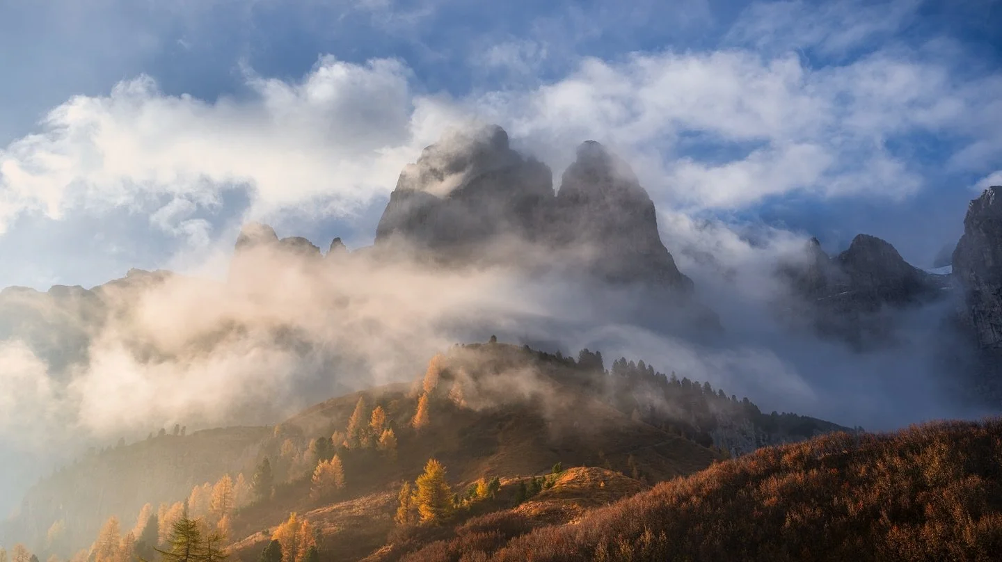 Whispers of the Dolomites
🇳🇱 Van Val Gardena naar Cortina d&rsquo;Ampezzo, mijn thuis voor de rest van de maand. Solo onderweg maar nooit echt alleen. Zodra iemand je met een camera ziet, begint er wel een gesprek. 📸

De eerste dagen waren wennen:
