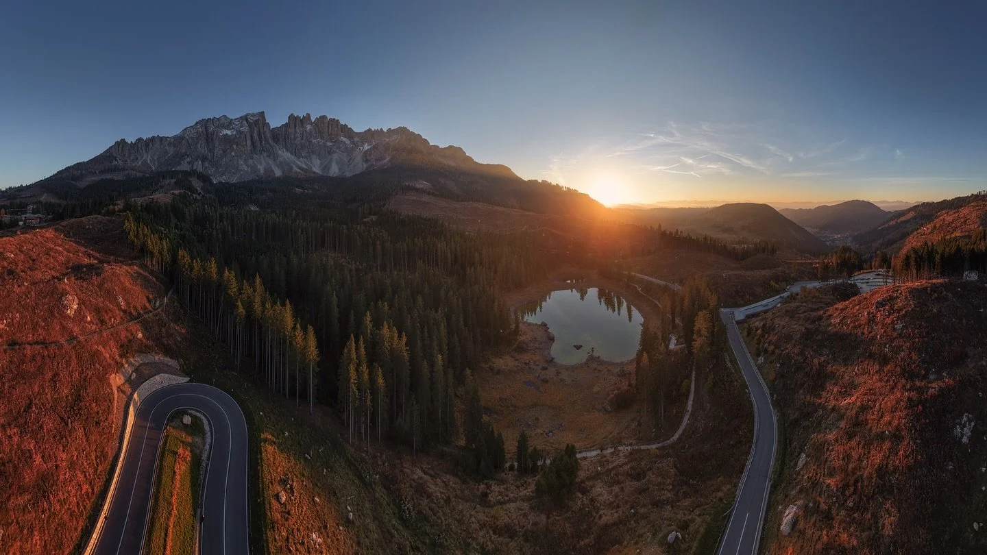 Sunset Over Lago di Carezza
🇳🇱 Het laatste licht raakt het water van Karersee terwijl de bergen in stilte verdwijnen in de avond. 

🇬🇧 The last light touches the waters of Karersee as the mountains fade quietly into the evening.

ℹ️ DJI Mini 5 Pr