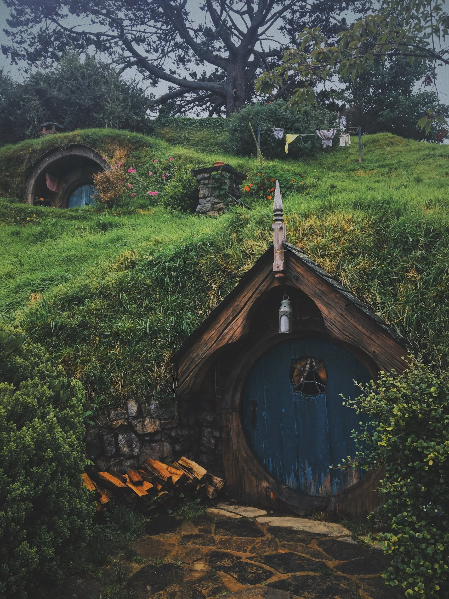 a little cottage that looks like it's a hobbit home from Lord of the Rings