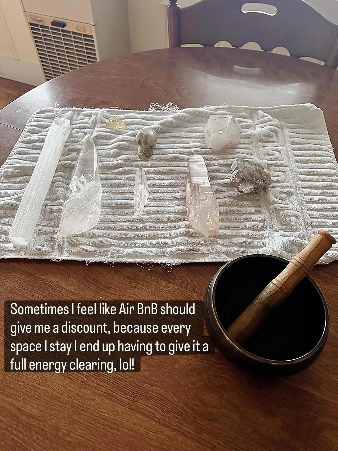 Can&rsquo;t use smoke? No problem! I&rsquo;ve been using crystal + sound frequencies to clear the space for years&hellip;

#energyclearing #spaceclearing #energyprotection #crystalskulls #lemurianseedcrystals