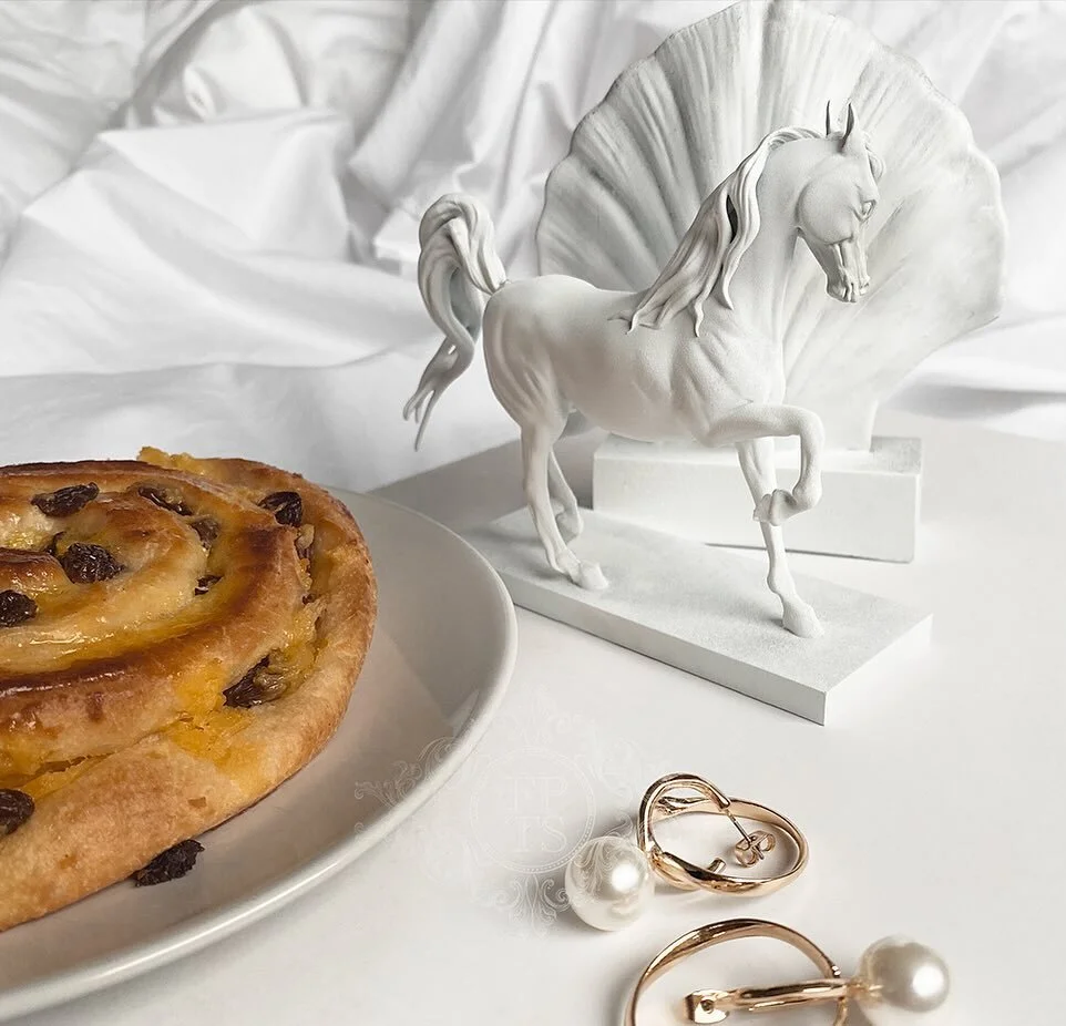 Have you noticed our elegant Arabian thoroughbred horse sculpture? A touch of spirit on your desk is sure to impress your guests 🐴✨
See you soon in-store, free delivery for purchases over 35 euros!

Avez vous remarqu&eacute; notre sculpture &eacute;