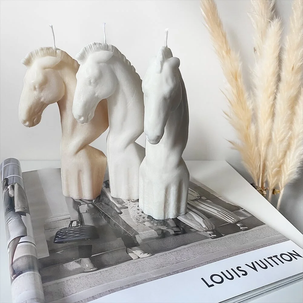 ──────⊱⁜⊰──────

🕯️✨ Selle-brons-nous pour une nouveaut&eacute; qui va illuminer vos moments cocooning ! 🐴🔥 Notre toute nouvelle bougie en forme de buste de cheval, cr&eacute;&eacute;e avec amour et enti&egrave;rement faite maison, arrive en exclu