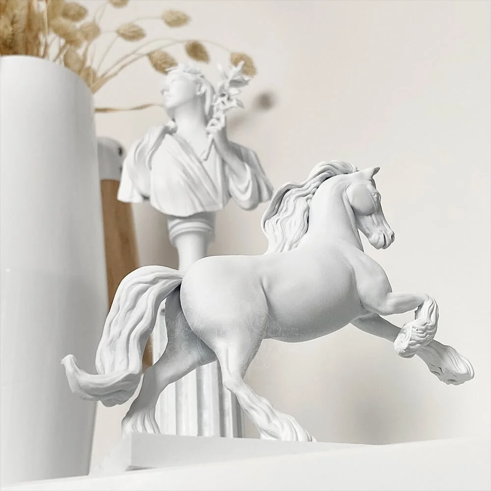 ──────⊱⁜⊰──────

✨&quot;Plongez dans l'univers sculptural de nos statues artisanales, dont notre fougueux frison. Chaque pi&egrave;ce porte une histoire unique, fa&ccedil;onn&eacute;e avec passion. 🎨✨ Livraison gratuite pour toute commande &agrave; 