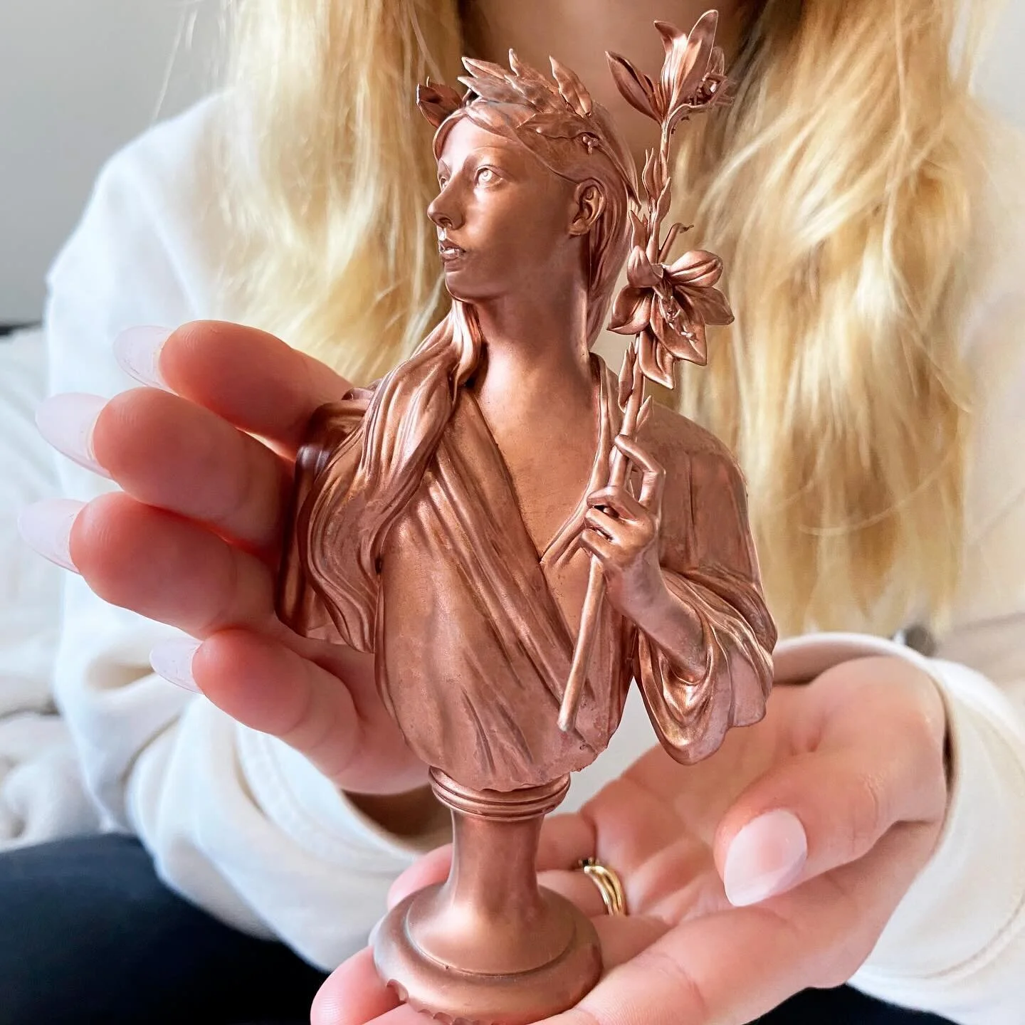Cette statue peinte en cuivre, initialement cr&eacute;&eacute;e par Lefebvre, est sur le point de prendre vie en ce tout d&eacute;but de 2024. Restez avec nous pour ne pas manquer la date de sortie 🪄✨

This cooper painted statue, originaly created b