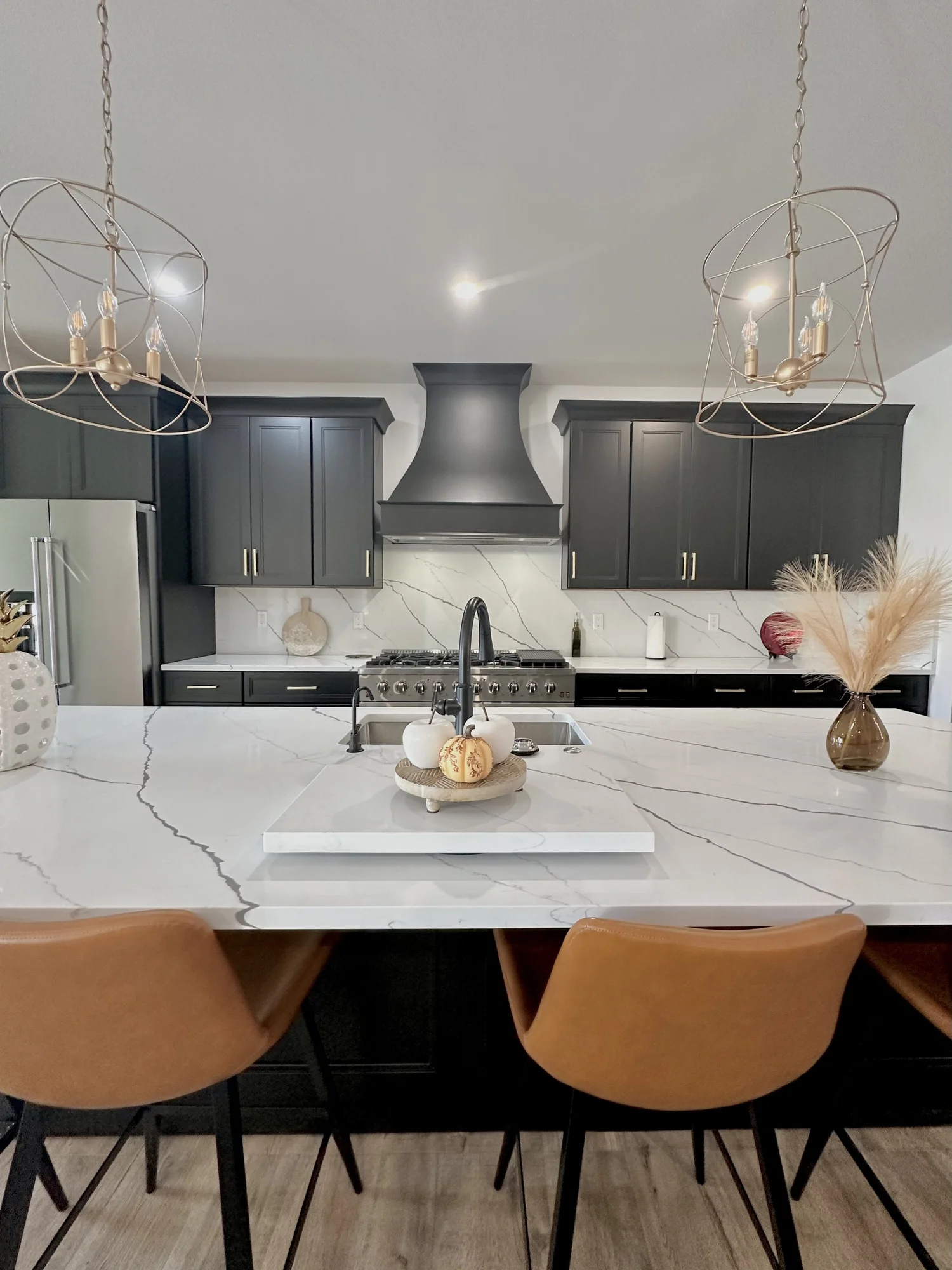 White veined countertop with dark kitchen cabinets