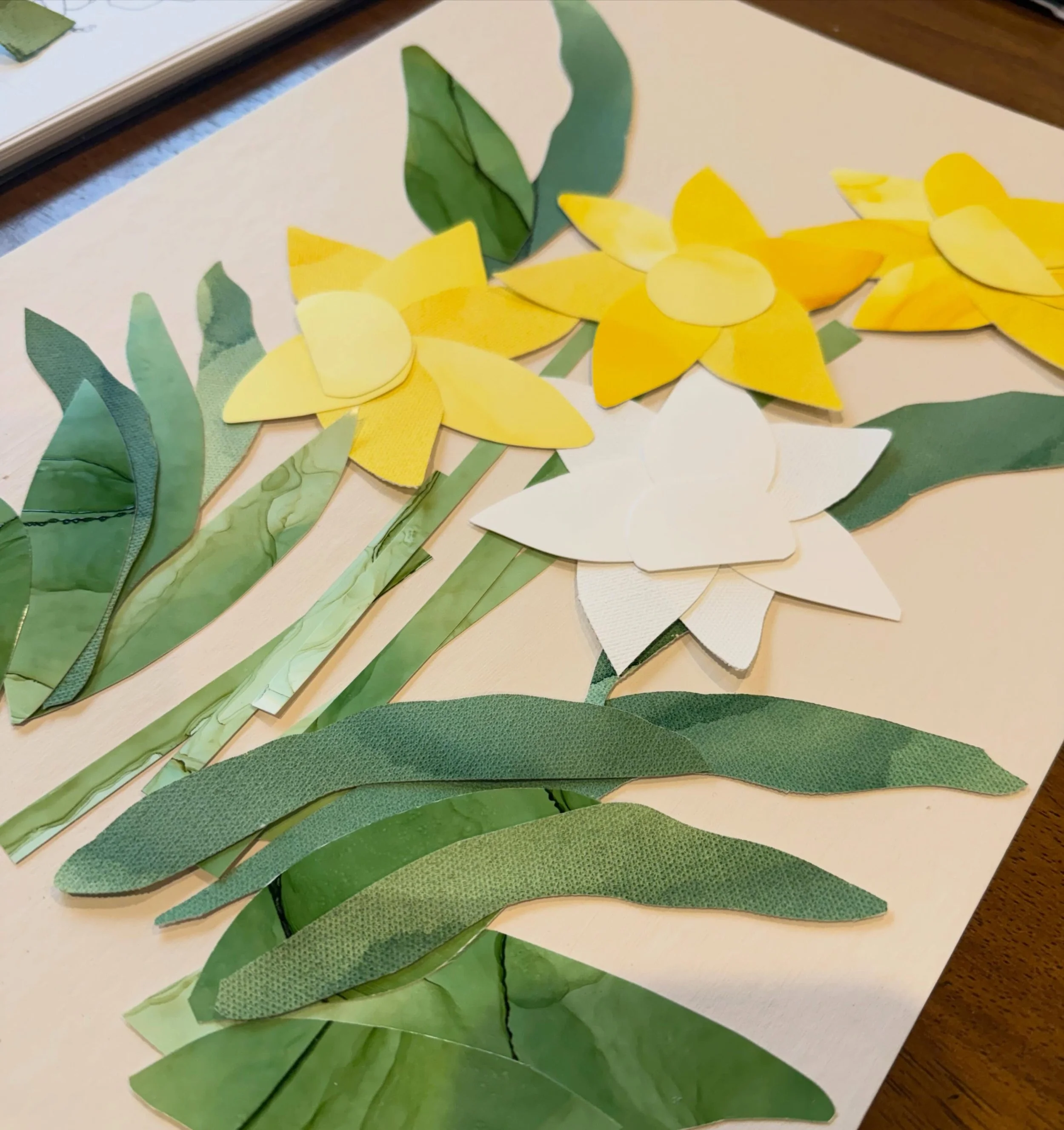 Daffodils a symbol of new beginnings and brighter days ☀️🌼

Building up more layers on this beauty tonight 

#NatalieJayneArt #DaffodilFloralCollage