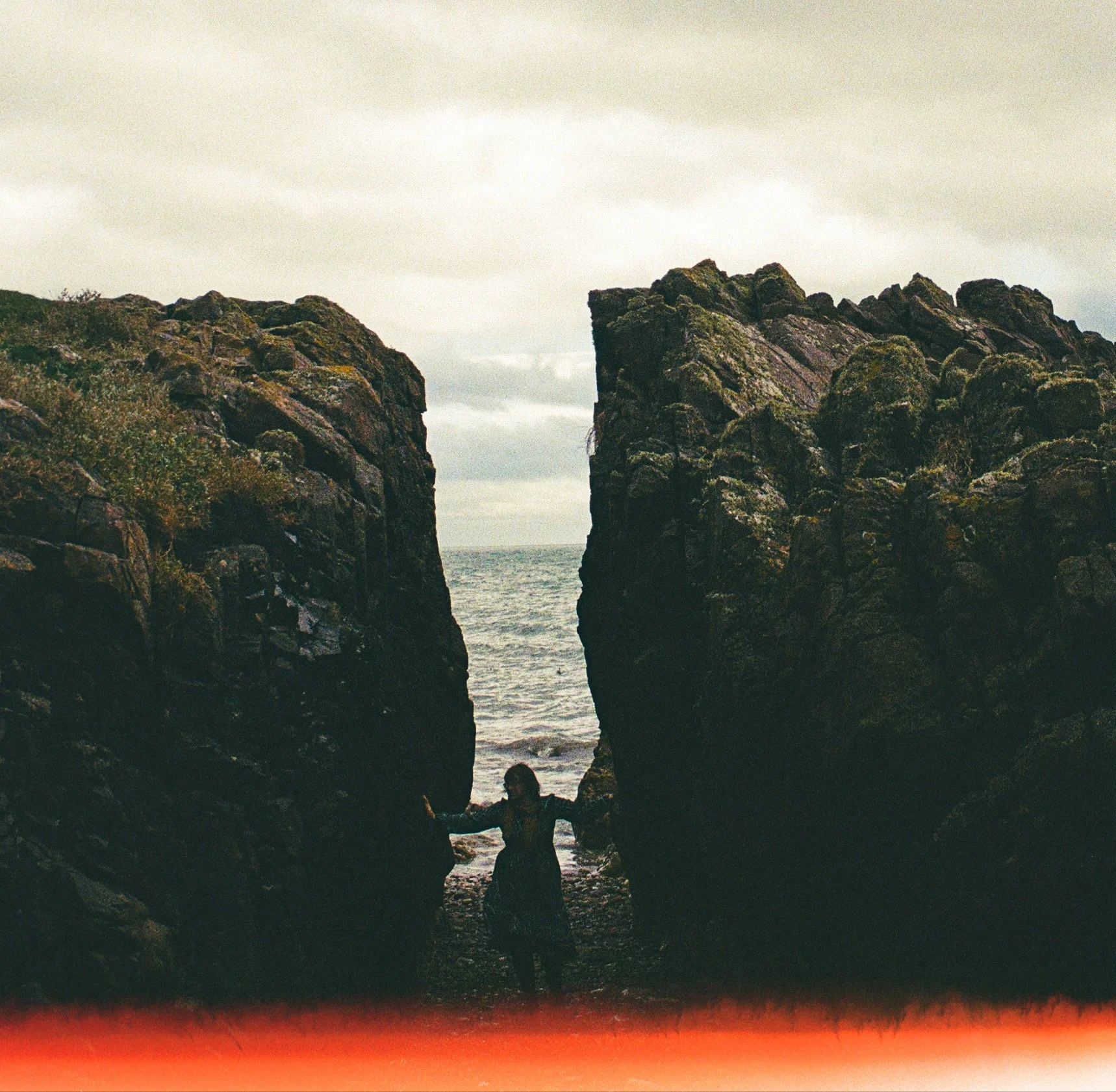 Song Review/ Singer Songwriter : Laura Ampersand’s ‘Middle’ 