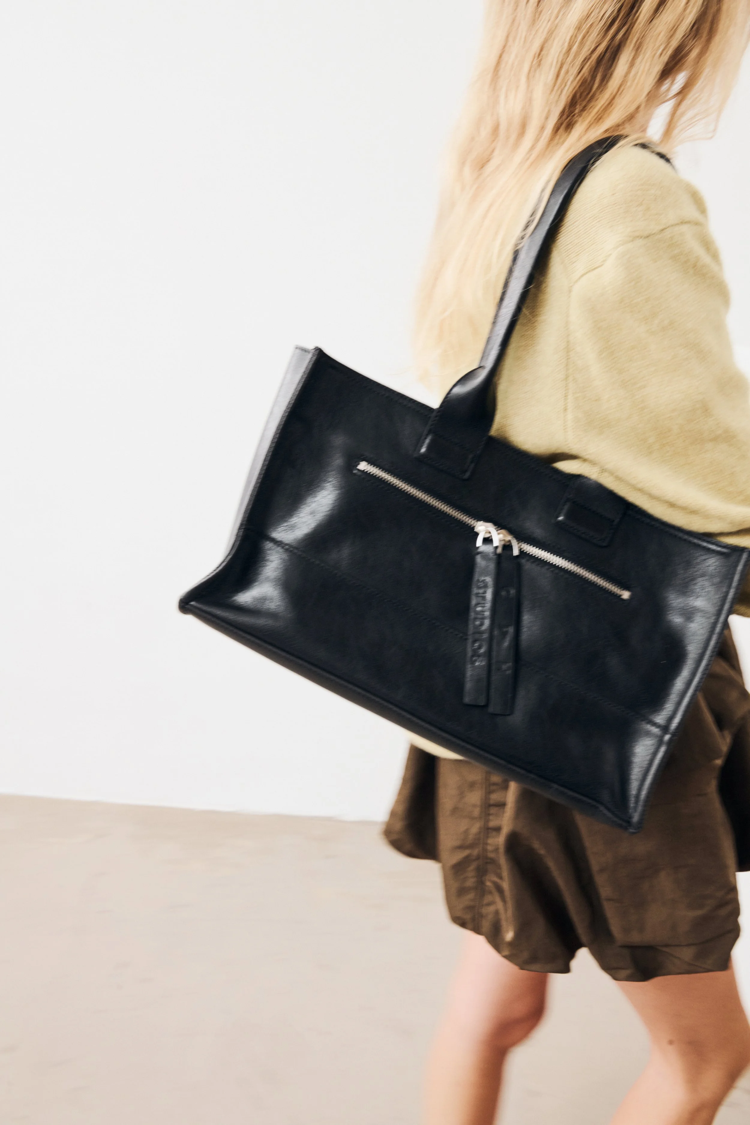 CPHBAG160_Recycledvintageleather_Black-032.jpg