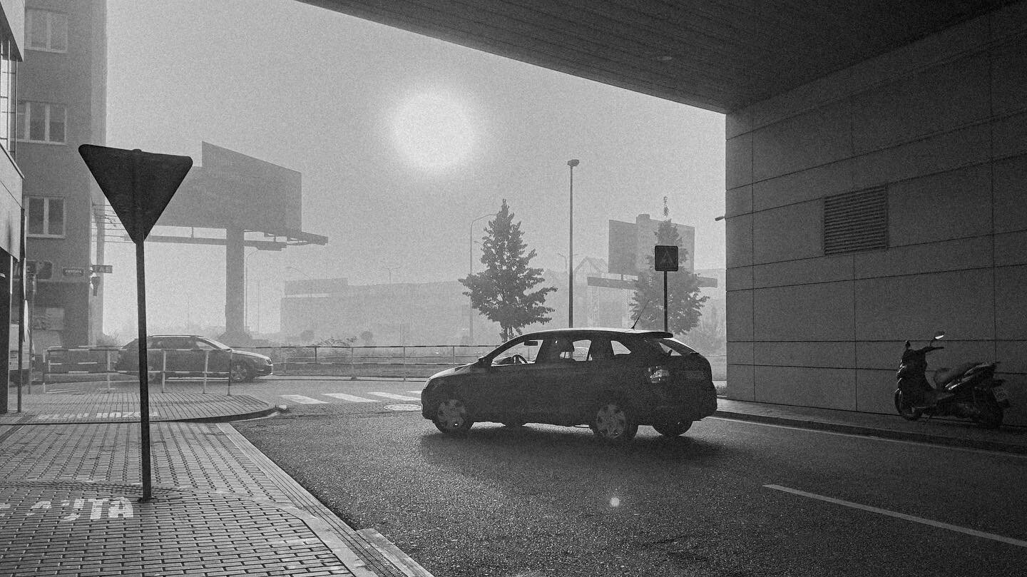 The autumn has come!
.
.
.
#blackandwhite #iphone13pro #LightroomMobile #RAW #streetphotography #igerscz #coloring #iphonephoto #iphonephotography #emptiness #prague #photooftheday #movie #movieshot #cinebible #shotoniphone #geometry #car #fog