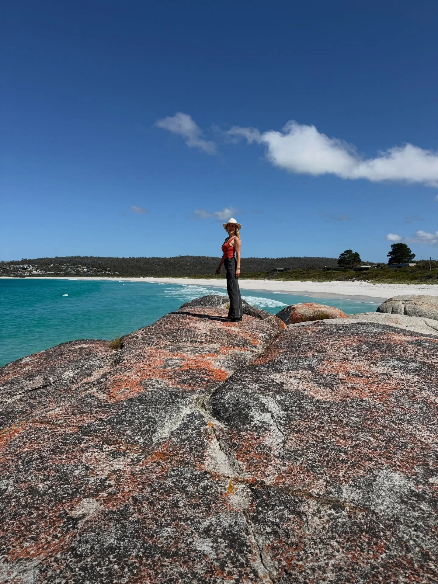 Welcome to the Bay of Fires in Tasmania&hellip; the perfect combination of clean white sand and rocks covered with orange lichen, named Australia&rsquo;s best beach in 2025. There are so many coves here, and our fave spots were the ones we stumbled a